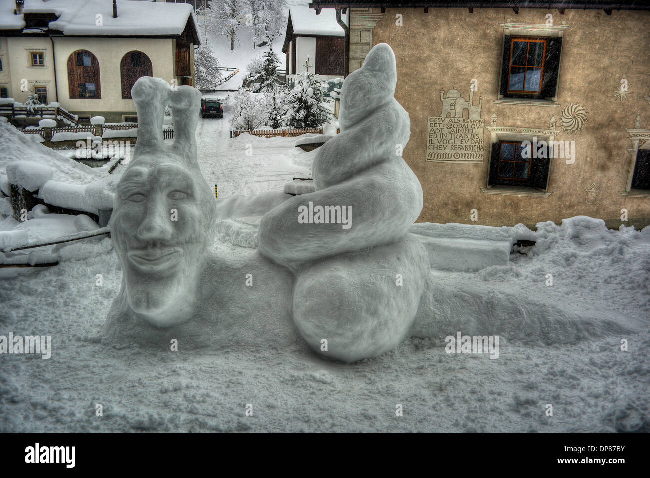 Schneeskulpturen erbaute Dorf Ardez, eine Schnecke mit menschlichem Antlitz, gebaut mit der HDR-Technik Stockfoto