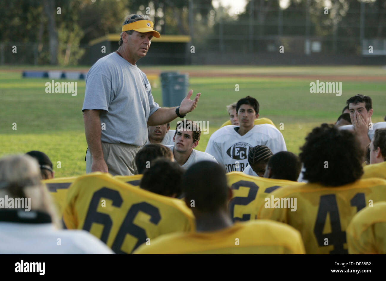 (Veröffentlichte 29.08.2006, d-1)  23. August 2006, Oceanside, Kalifornien, funktioniert USA El Camino High School Football-Trainer TRACE DENEKE mit Fußballspielern während des Trainings am Mittwoch in Oceanside, Kalifornien.   Mandatory Credit: Foto von Eduardo Contreras/San Diego Union-Tribune/Zuma Press. Copyright 2006 San Diego Union-Tribune Stockfoto