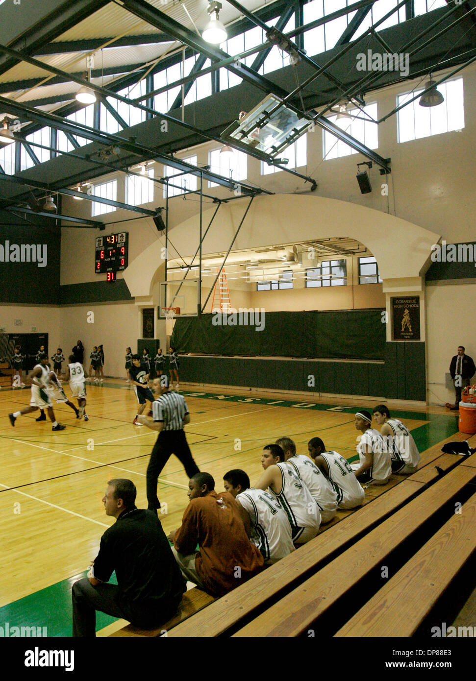 (Veröffentlicht 07.01.2006, NI-14, NC-16)  Oceanside High School Junior Varsity Basketball-Team spielte die 1. Basketball-Spiel in der neuen Sporthalle in Oceanside hoch gegen Montgomery.UT/DON KOHLBAUER Stockfoto