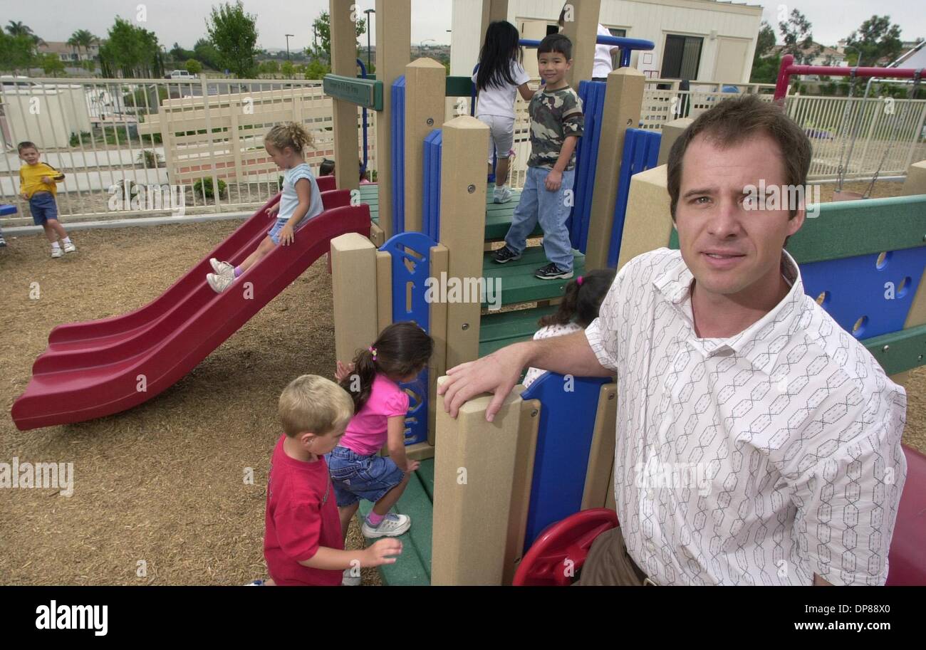 (Veröffentlichten 04.07.2004, n-4, UTS1817687) Porträt von JOHN OGDON, Präsident der progressiven Design Spielplätze als Kinder von der Vorschule am Leuchtturm Christian Church spielen auf einigen seiner Firma Spielgeräte gibt.  U/T Foto CHARLIE NEUMAN Stockfoto