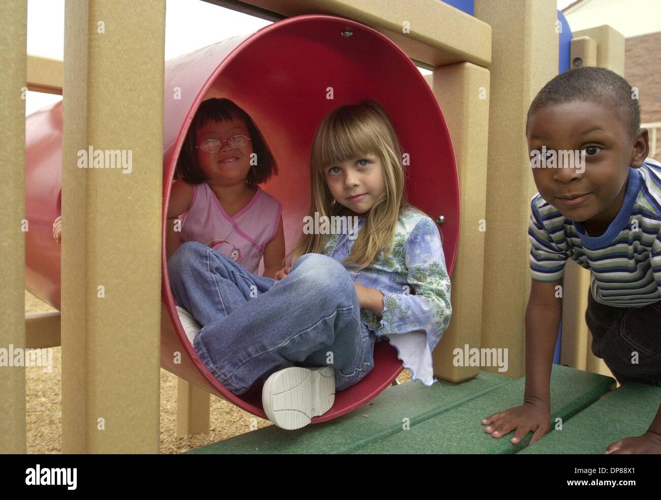 (Veröffentlichten 04.07.2004, n-4, UTS1817687) LtoR: Spielen Sie MARY GRACE TOAL, ALLISON DIDIER und CHRISTIAN GILMORE, auf Progressive Design Spielplätze Ausrüstung auf dem Vorschulalter Spielplatz am Leuchtturm Christian Church.  U/T Foto CHARLIE NEUMAN Stockfoto