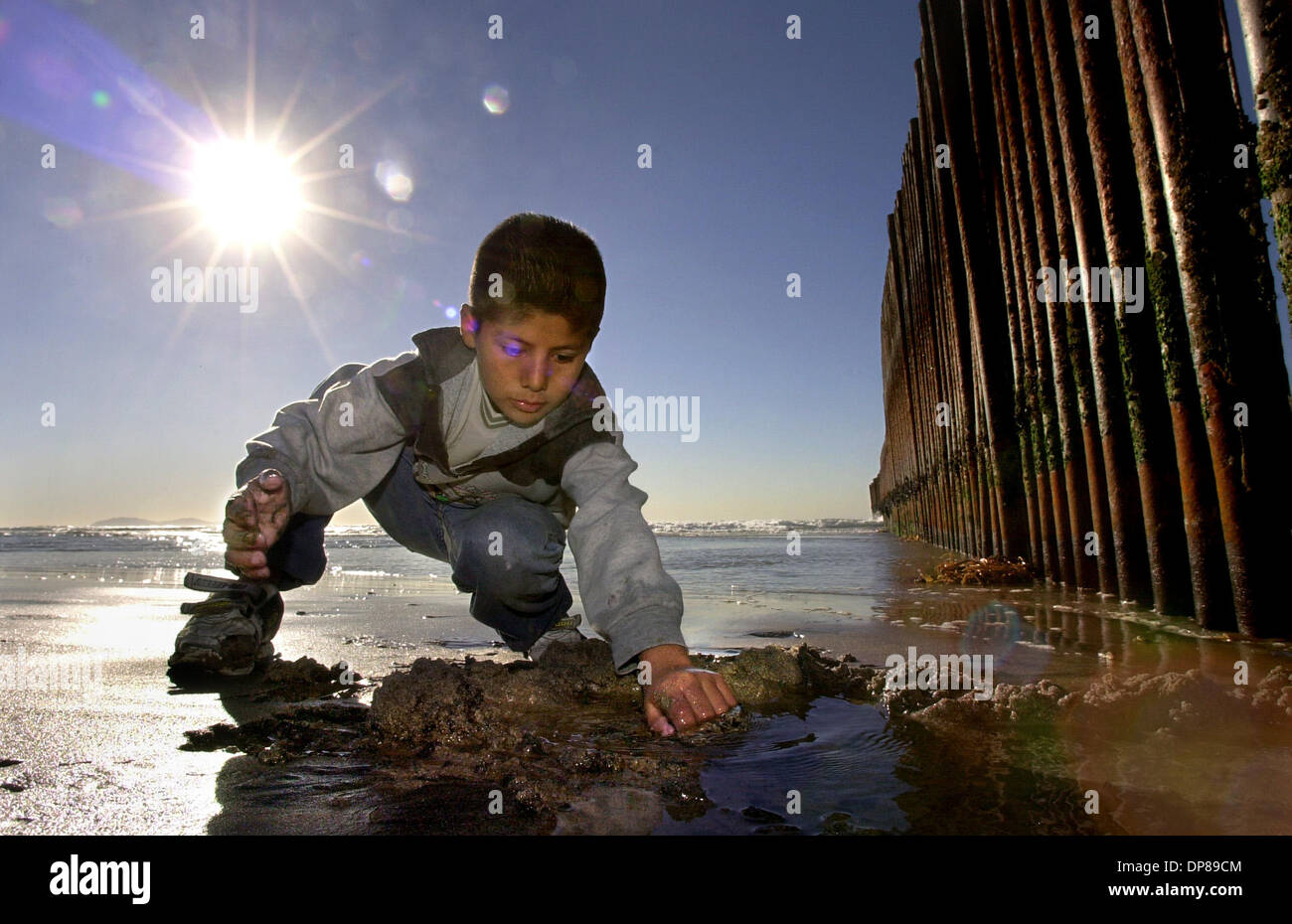 (Veröffentlicht 06.01.2004, b-2:1, 7; UTS1781637) 8 jährige PEDRO TORRES, Tijuana, spielt an den Wassern Stockfoto