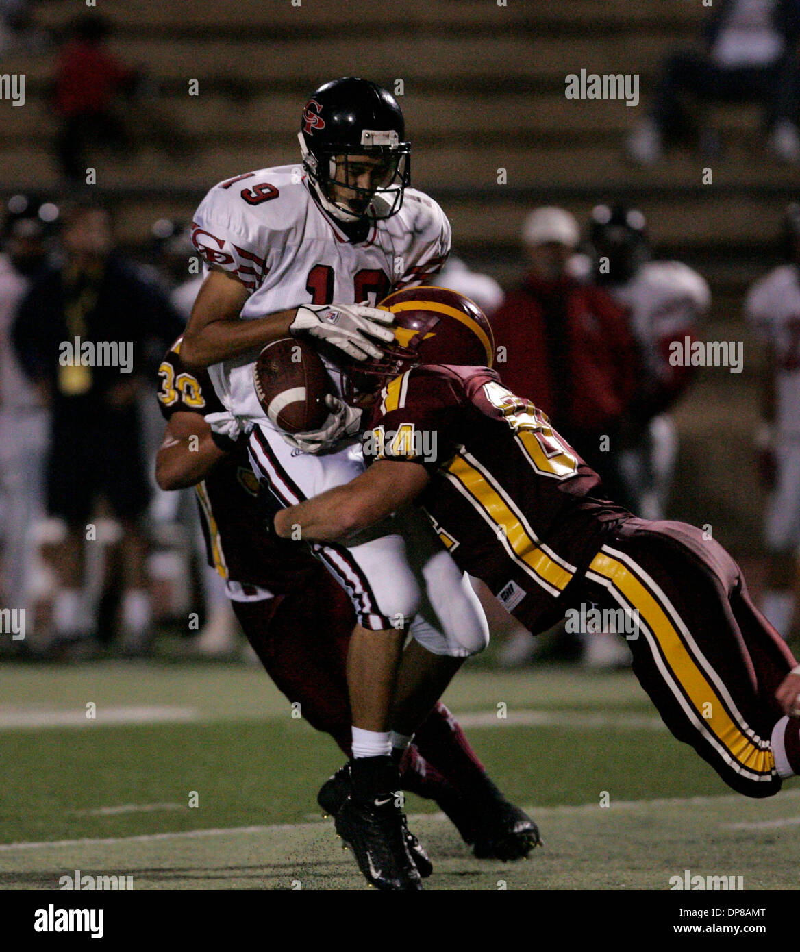 (Veröffentlichte 09.09.2006, d-7)  8. SEPTEMBER 2006, CARMEL VALLEY, KALIFORNIEN, USA ... TORREY PINES HS Vs Schloss PARK HS... Castle Park #19 Jason Garber geht 17 Hof Empfang für das 1. vor von Torrey Pines HS #34 Pete Johnson #30 Nic Renshaw gebracht wird.    Obligatorische Credit: Foto von Nelvin C. Cepeda/San Diego Union-Tribune/Zuma Pres Stockfoto