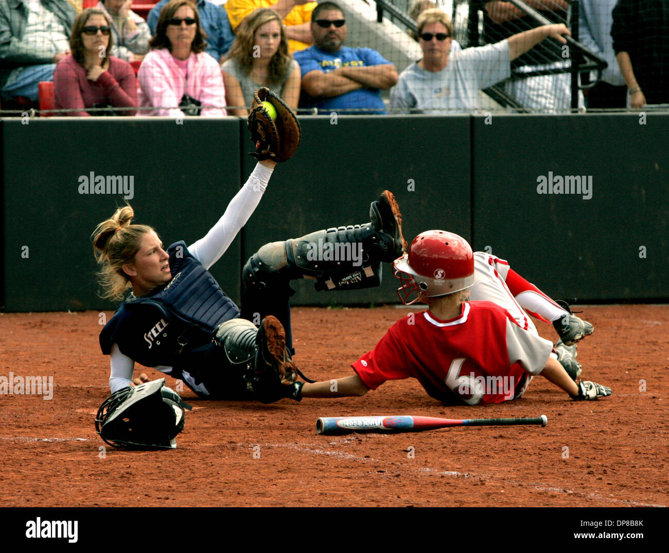 (Veröffentlichte 28.05.2006, c-14)  27 Mai versucht 2006 San Diego, CA Steele Canyon Catcher HANNAH ROST, links, zeigt, dass sie den Ball wie eine Kathedrale katholische Spieler ALEXIS GALARDO, gefangen in einem Spiel erzielt, die annulliert wurde, denn es war nach dem letzten aus dem Spiel am Samstag in San Diego Abschnitt Division II Gymnasium Softball Championships in San Diego State softball Stockfoto