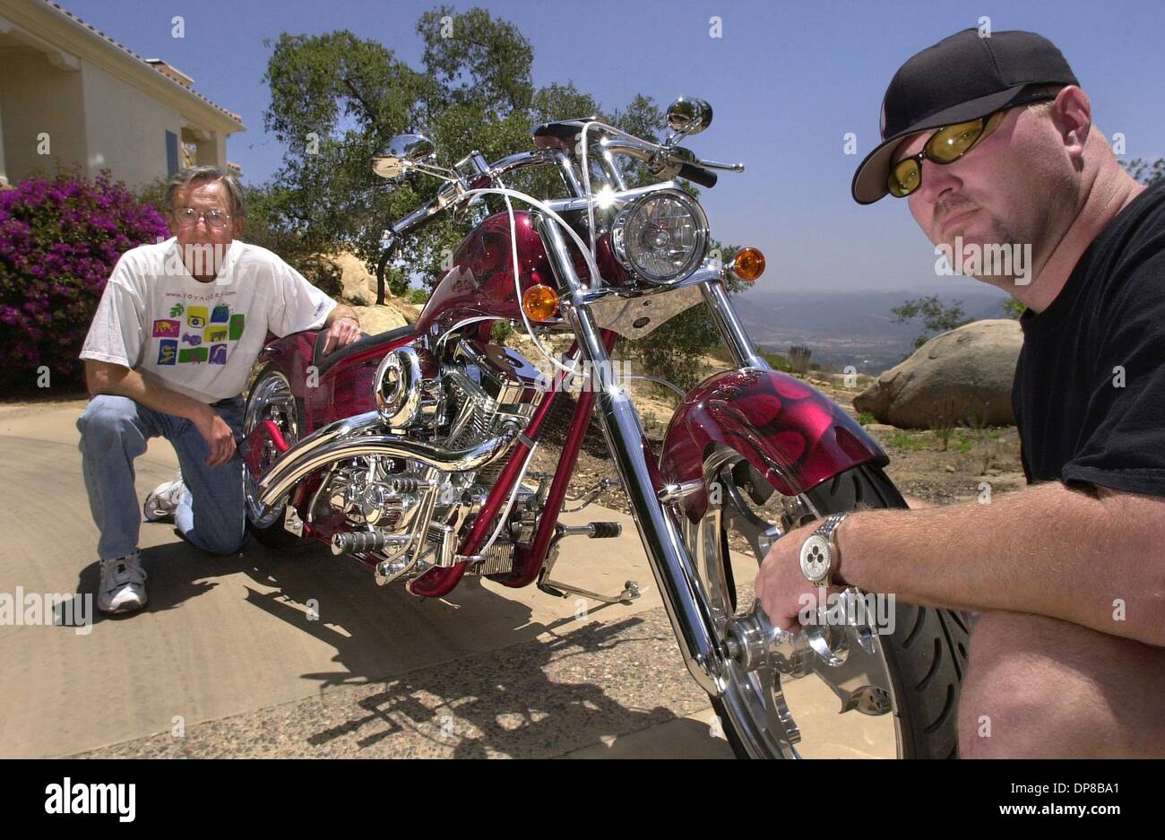 (Veröffentlichte 07.07.2004, NI-6, UTS1818165; FÜHREN Sie neu aufgelegt 09.07.2004, NC-9, UTS1818636)---farbig---stehend mit einer 7.000 Ultra Motorradfirma Straße Stockfoto
