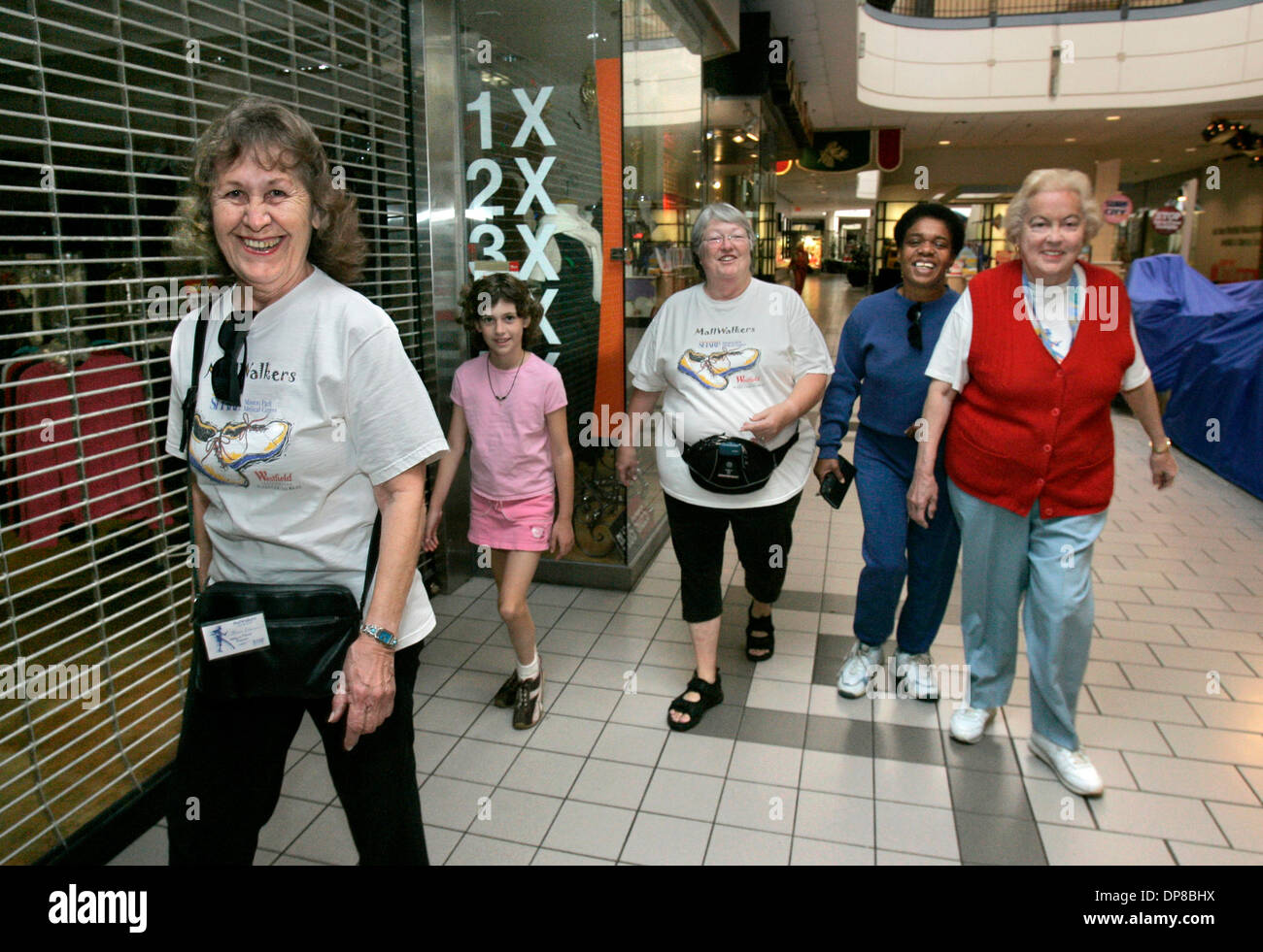 (Veröffentlichte 15.12.2005, NC-4) Eine Gruppe von morgen Mall Wanderer machen ihren Weg rund um die untere Ebene der Plaza Camino Real, LtoR: JOAN CEDERQUIST (Cq), CARLY LYNCH, 8 mit ihrer Großmutter JANET LYNCH, KAREN WILLIAMS GRAHAM und MARY JACKSON. Carlys Schule wurde für die Woche zum Erntedankfest.  U/T Foto CHARLIE NEUMAN Stockfoto