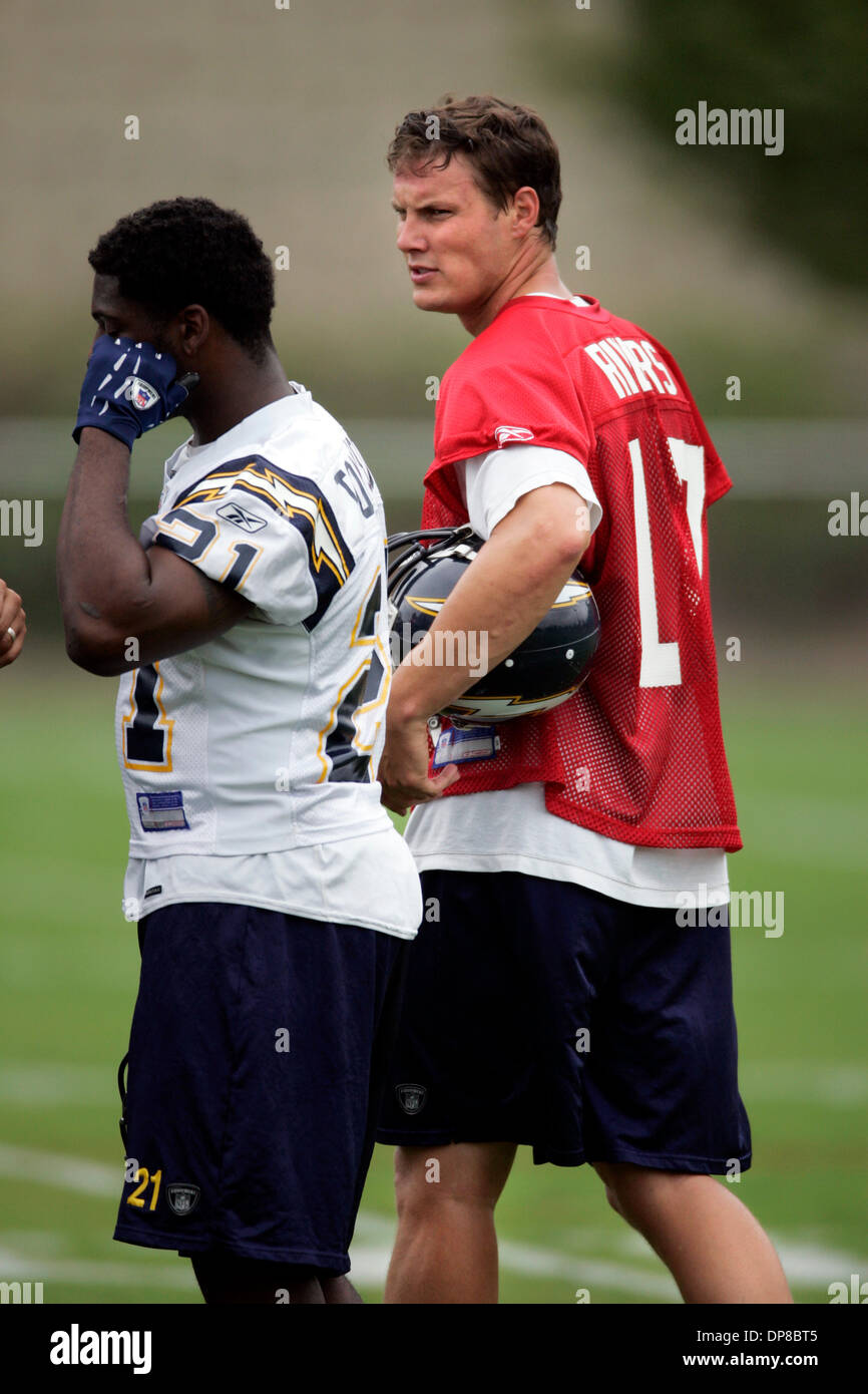 (Veröffentlichte 10.06.2006, d-6) Freitag, 29. Mai 2006 San Diego CA San Diego Ladegerät Quarterback Philip Rivers (#17 - QB), rechts, zeigt seine Führung während des Trainings am Ladegeräte Mini Camp Freitag am Hauptsitz in San Diego Chargers.  Auf der linken Seite ist LaDainian Tomlinson (#21 - RB).  Mandatory Credit: Foto von Nadia Borowski Scott / San Diego Union-Tribune / Zuma Press: Copyright 2006 Sa Stockfoto