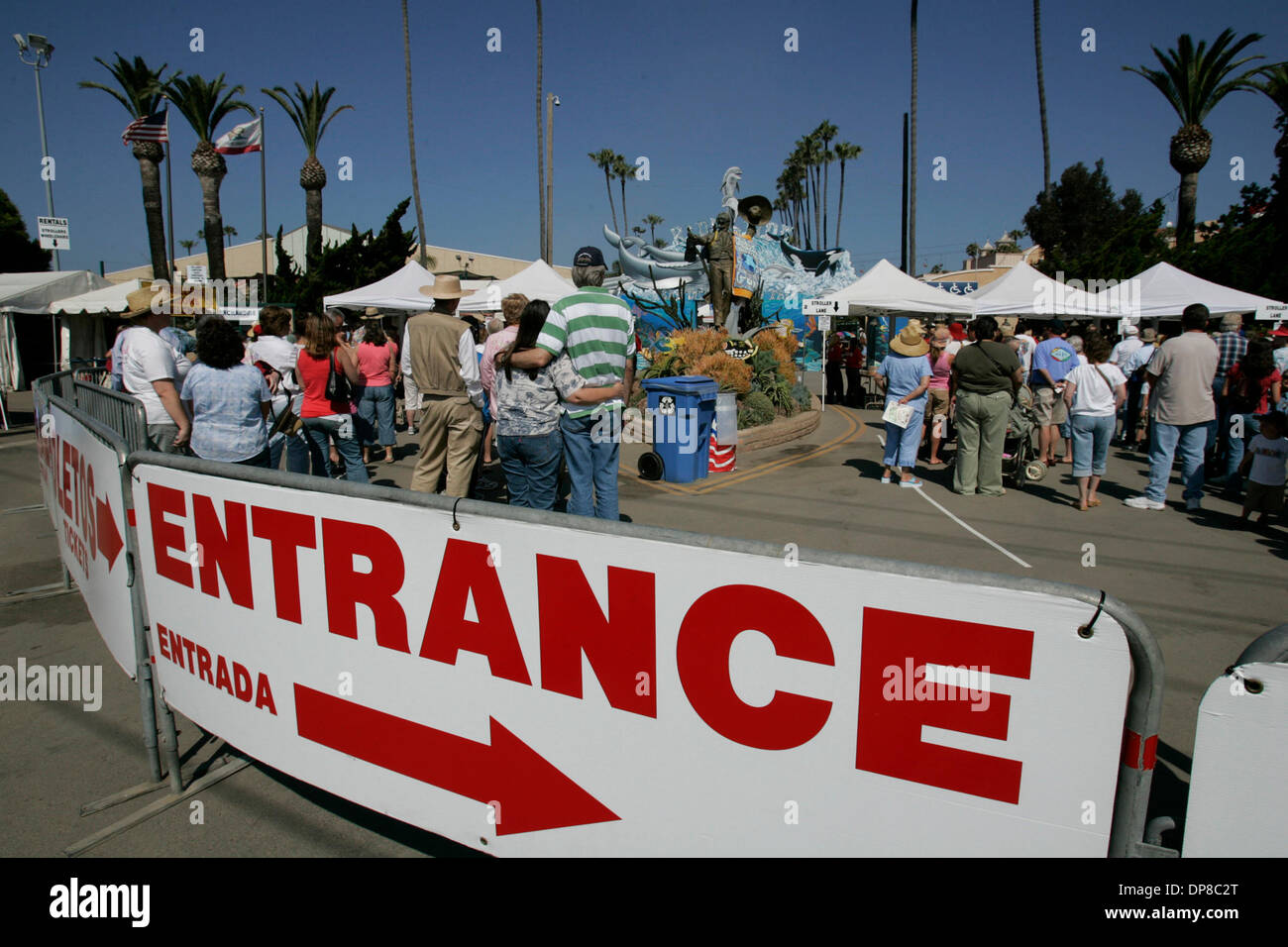 (Veröffentlicht 17.06.2006, B-3, C) 16. Juni 2006 Del Mar, CA. USA Massen waren während der Tagesstunden im San Diego County Fair in Del Mar in der ersten Woche ziemlich dünn. Am Freitagmorgen waren die Linien warten, um nur 20 Leute tief. Obligatorische Kredit: Foto von Peggy Peattie/San Diego Union-Tribune/Zuma Press. Copyright 2006 San Diego Union-Tribune Stockfoto