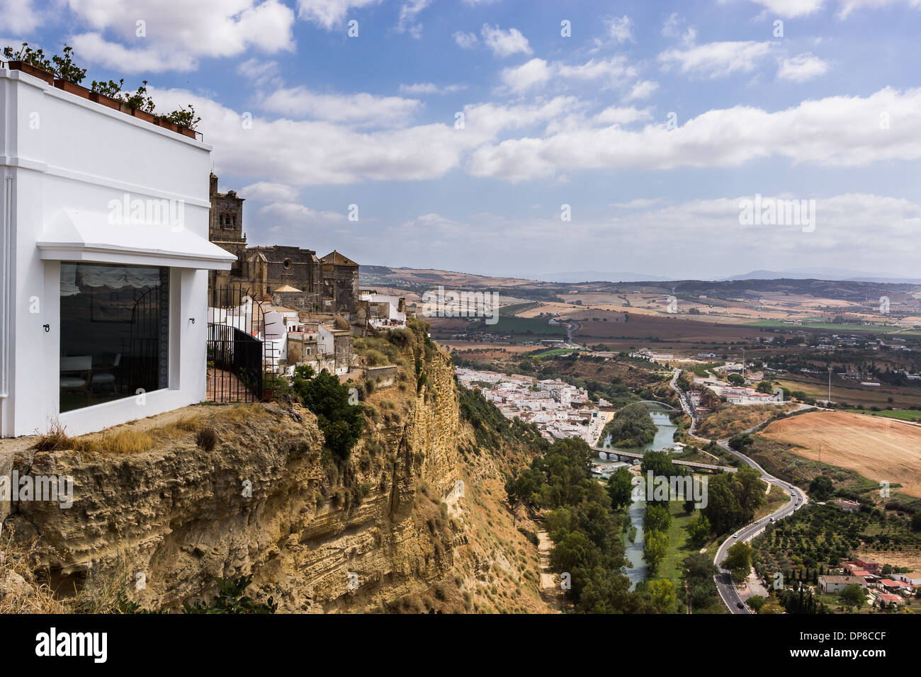 Santa María De La Asunción und Parador de Arcos De La Frontera, Blick vom Plaza del Cabildo in Gaudalete Fluss und Tal Stockfoto