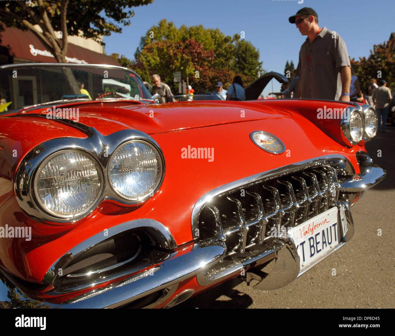 Livermore resident Drew Lindelooks über eine klassische 1960 Chevrolet Corvette während der Danville d ' Elegance-Car show in Kalifornien und Danville Sonntag, 30. September 2007. Die Auto-Show ist eine Spendenaktion für die Parkinson Institut.  (Bob Larson/Contra Costa Times / ZUMA Press) Stockfoto