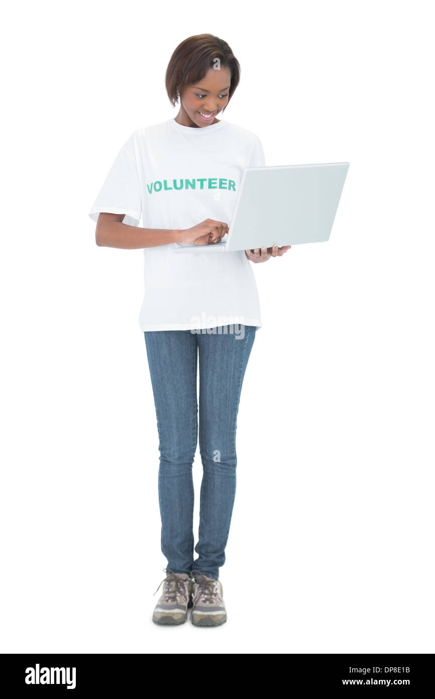 Fröhliche Freiwilligen Frau mit laptop Stockfoto