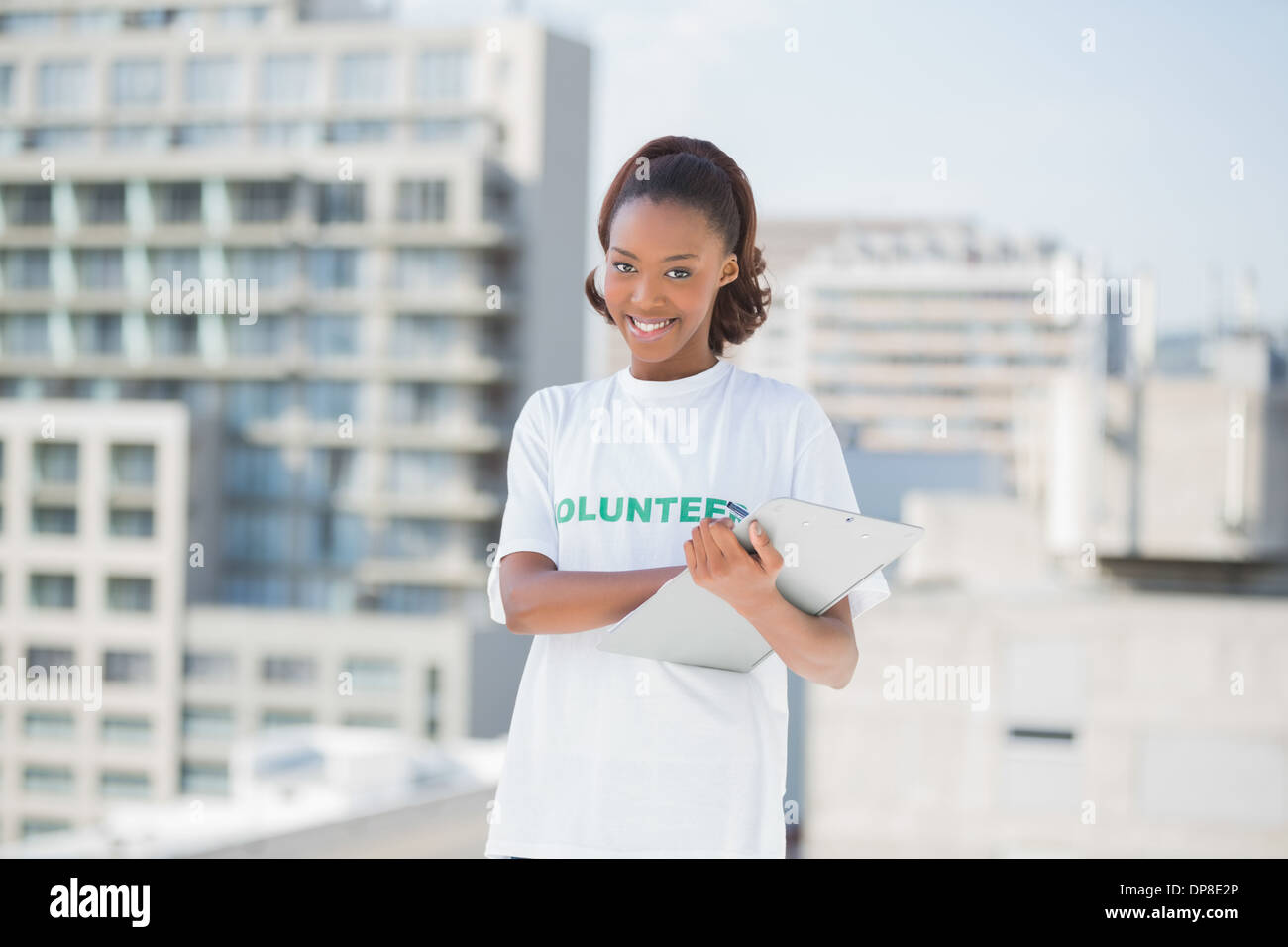 Lächelnd Freiwilligen Frau Holding Zwischenablage Stockfoto