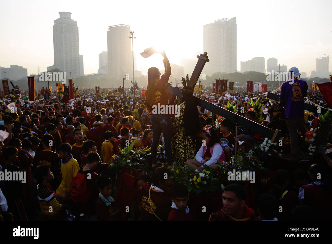 Manila, Philippinen. 9. Januar 2014. Anhänger Welle ihre Flaggen in Vorbereitung auf die Prozession des schwarzen Nazareners in Manila, Philippinen am 9. Januar 2014. Die Figur ist vermutlich Wunder von Millionen von philippinischen Katholiken. Foto: Mark Cristino Credit: Mark Fredesjed Cristino/Alamy Live-Nachrichten Stockfoto
