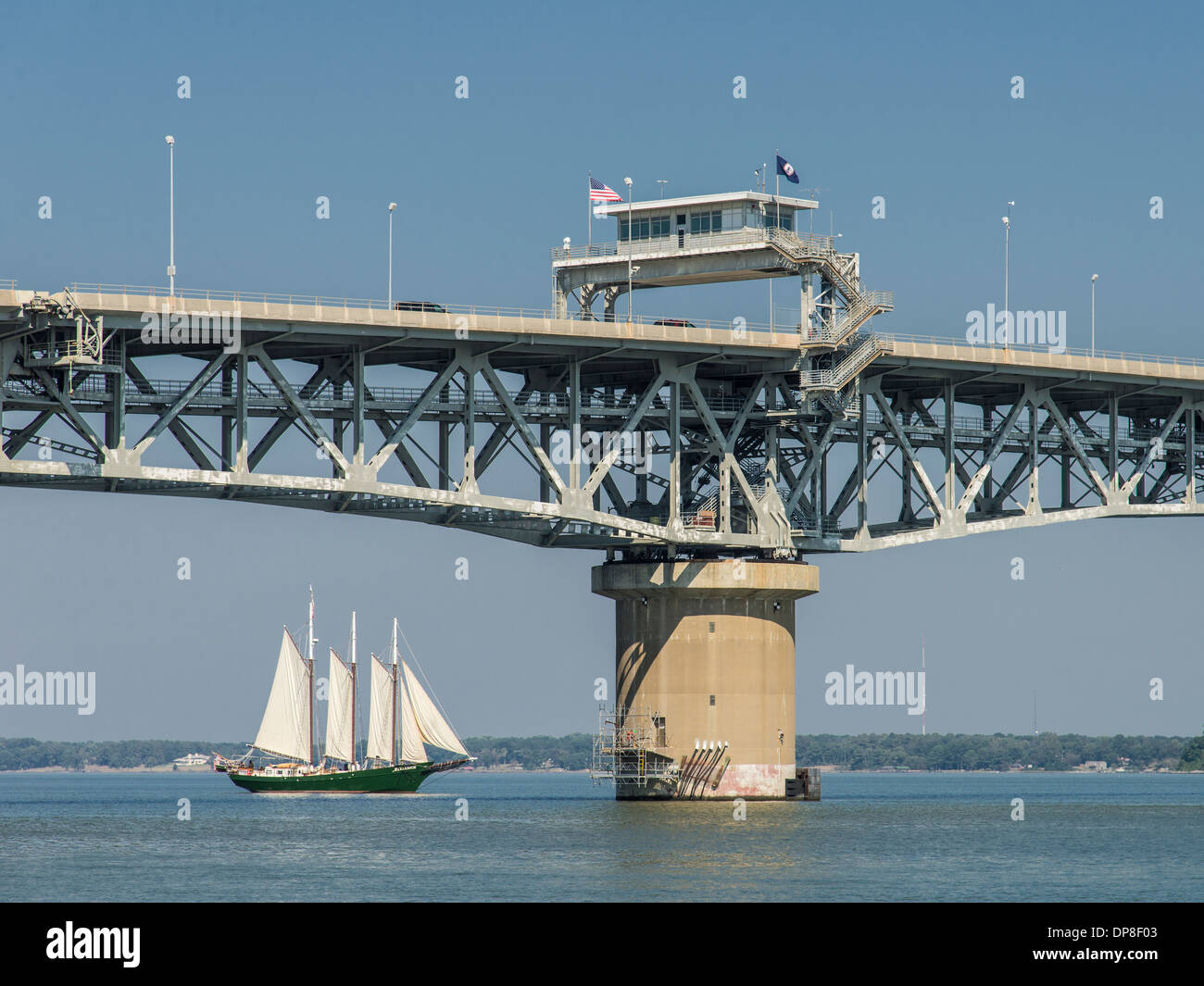 Schoner Allianz segelt unter den York River Bridge bei Yorktown, Virginia Stockfoto