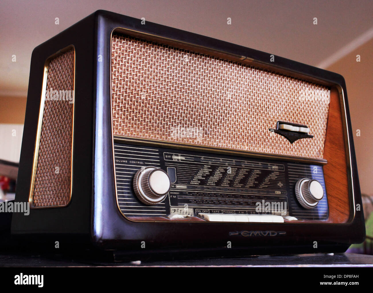 Einer alten 50er-Jahre-Ära Emud tube Radio. Stockfoto
