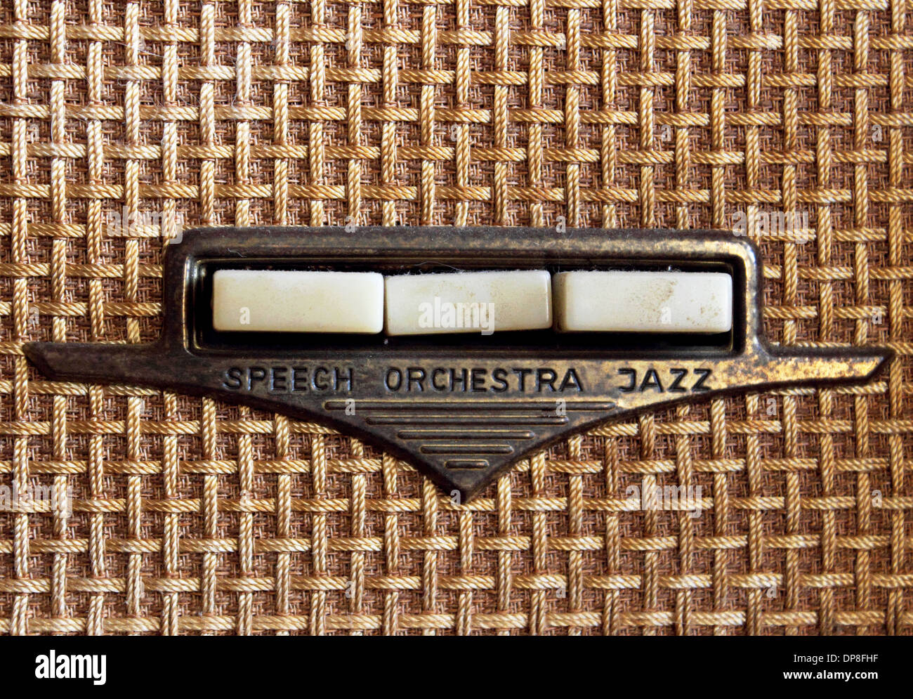 Einer alten 50er-Jahre-Ära Emud tube Radio. Hautnah zeigt Zifferblätter und Tasten. Stockfoto