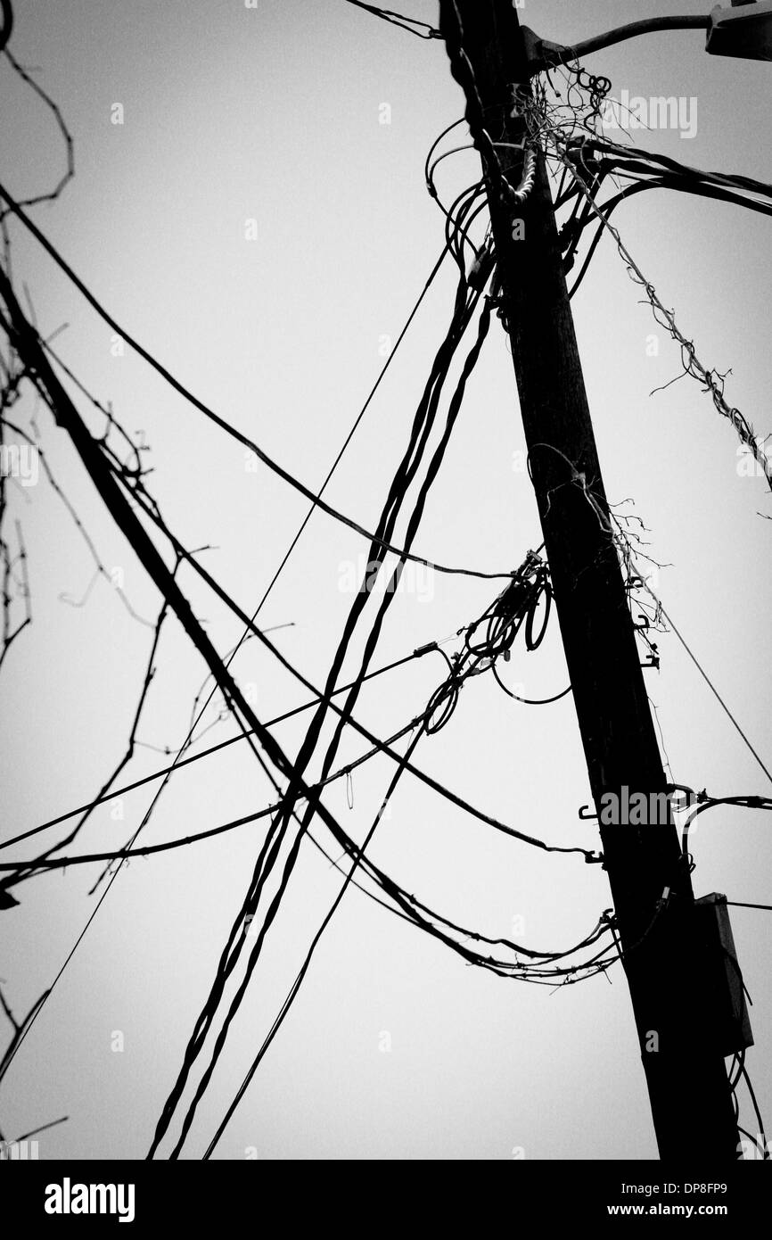 Strommast mit Drähten Stockfoto