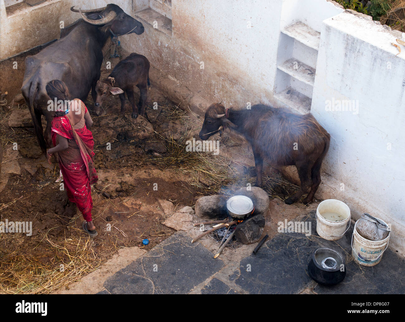 Vor einem indischen Dorf-Haus. Andhra Pradesh, Indien Stockfoto
