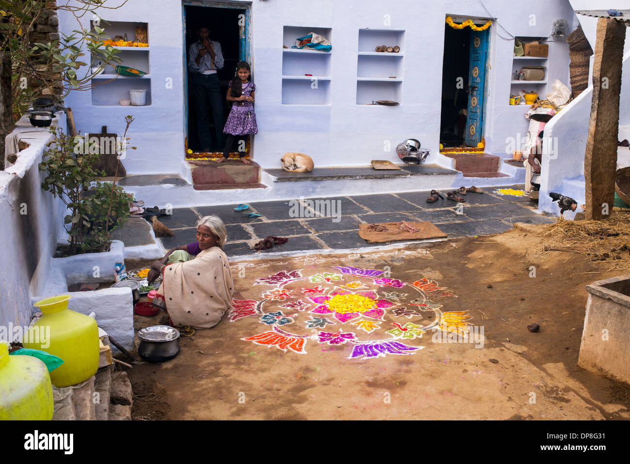 Vor einem indischen Dorf-Haus. Andhra Pradesh, Indien Stockfoto
