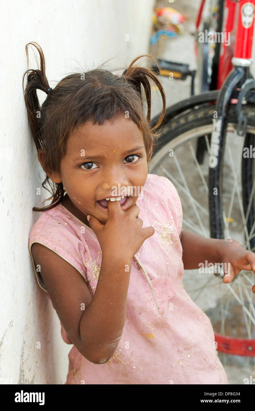 Glücklich Arm niedriger Kaste indischen Straße Mädchen. Andhra Pradesh, Indien Stockfoto