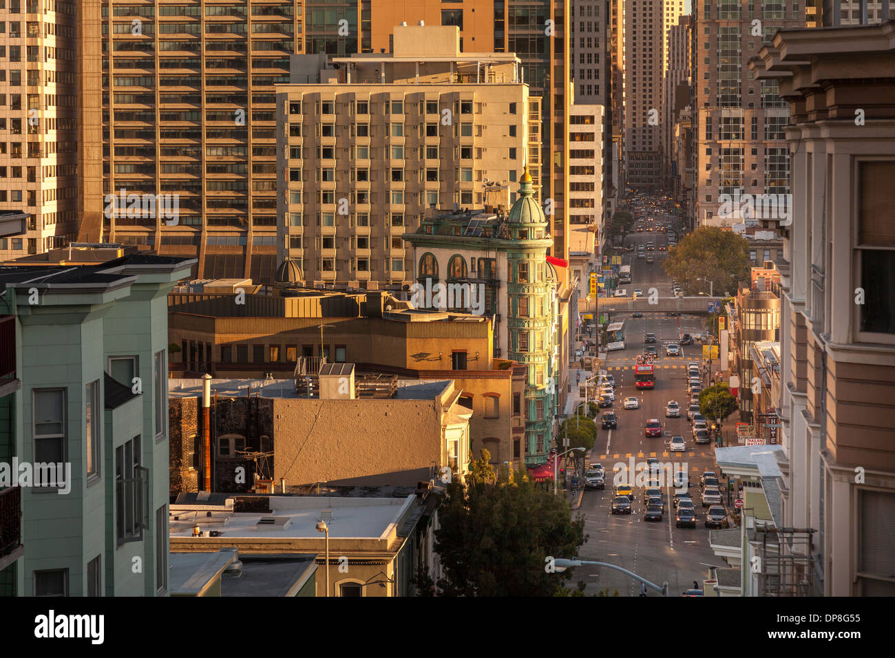 Verkehr auf Kearny Street, Columbus Tower - erhöhte Sicht, San Francisco, Kalifornien, USA Stockfoto