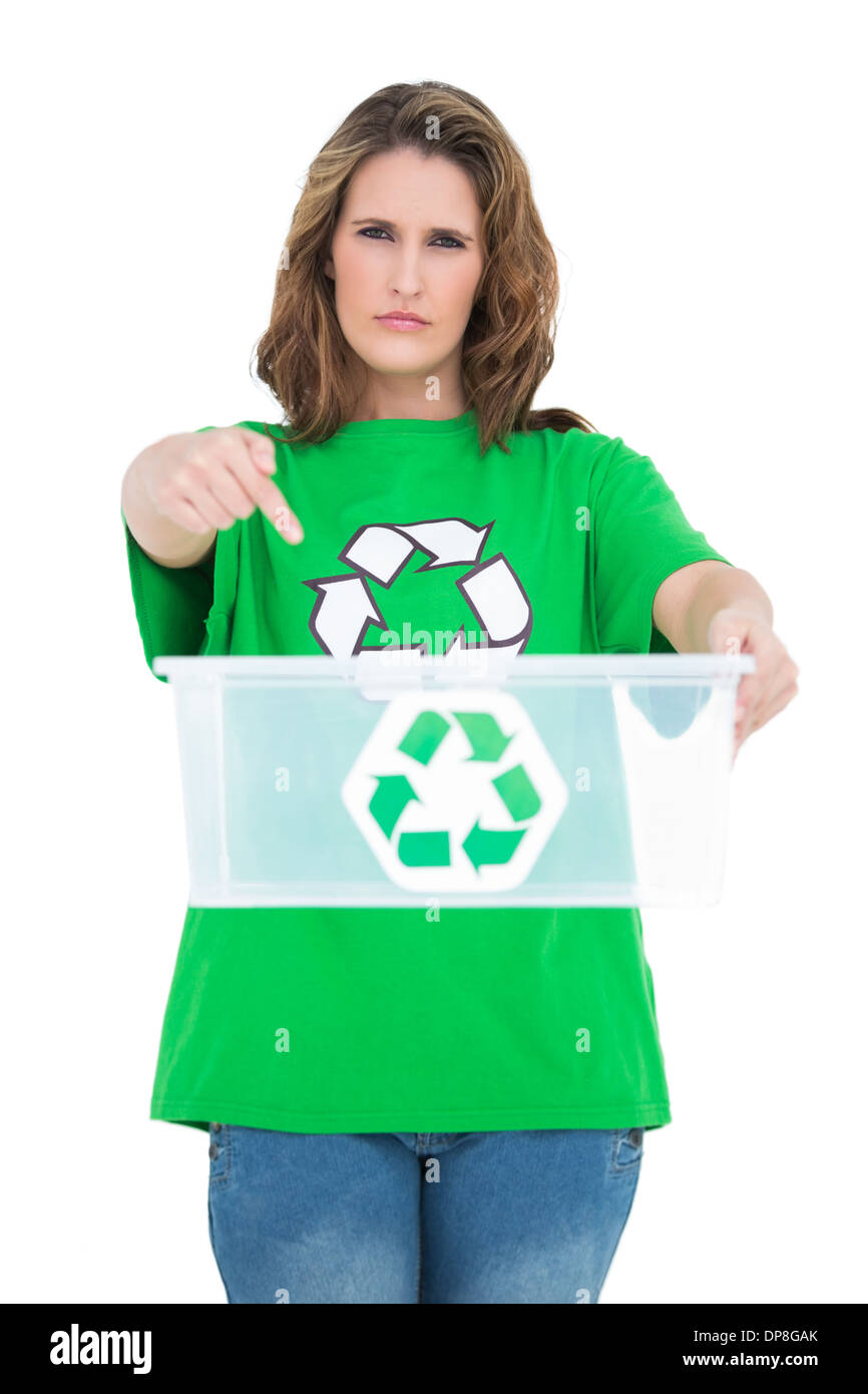 Ernst Frau halten und deutete auf leeren Papierkorb Stockfoto