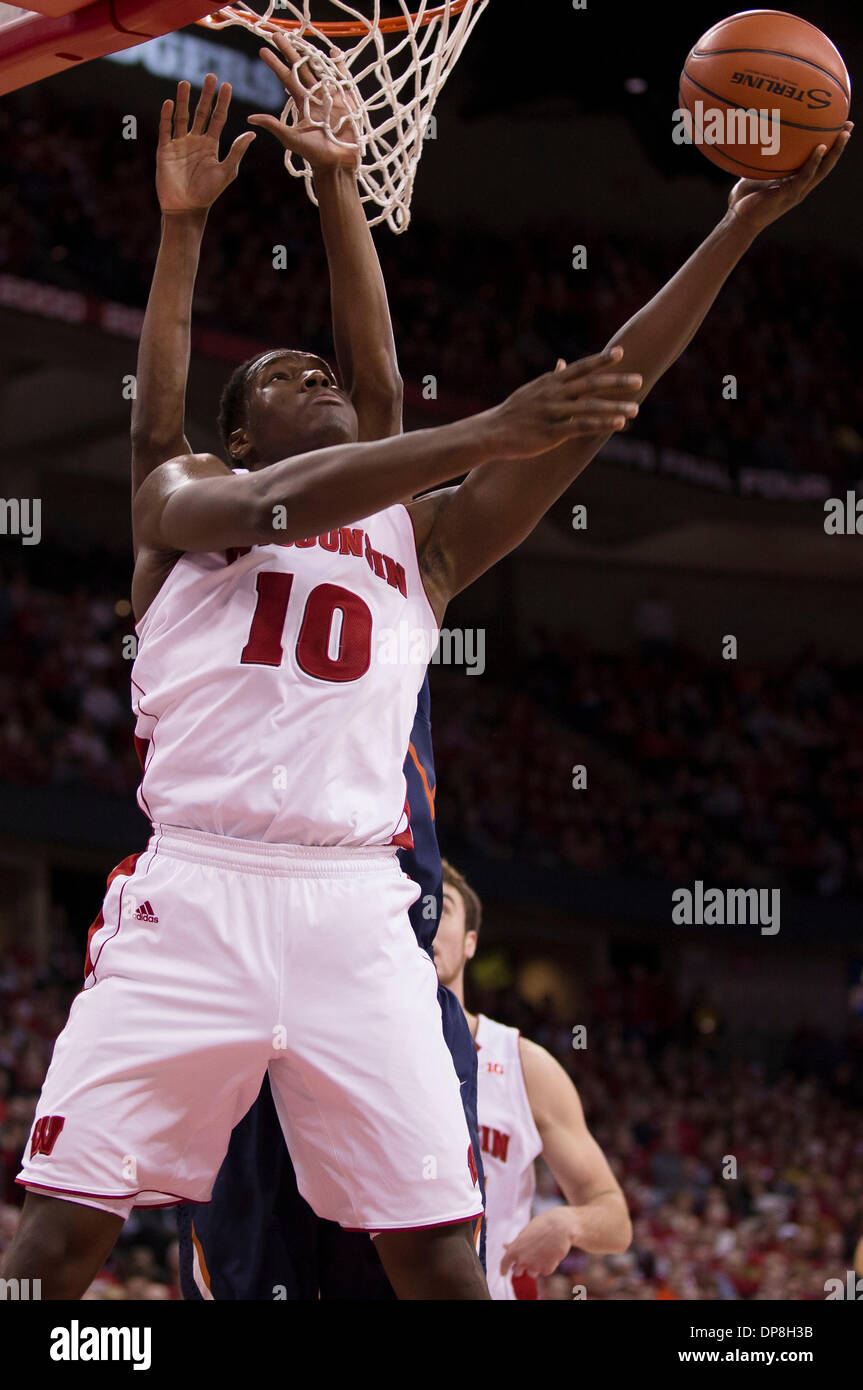 Madison, Wisconsin, USA. 8. Januar 2014. 8. Januar 2014: Wisconsin Badgers vorwärts Nigel Hayes # 10 gehen oben beschmutzt für einen Schuss bei der NCAA Basketball-Spiel zwischen Illinois Fighting Illini und die Wisconsin Badgers am Kohl Center in Madison, Wisconsin. Mit dem Sieg Wisconsin ist jetzt 16: 0 und beginnen zu den besten in der Schulegeschichte. 4. Rang Dachse besiegte den 23. Rang Fighting Illini 95-70. John Fisher/CSM/Alamy Live-Nachrichten Stockfoto