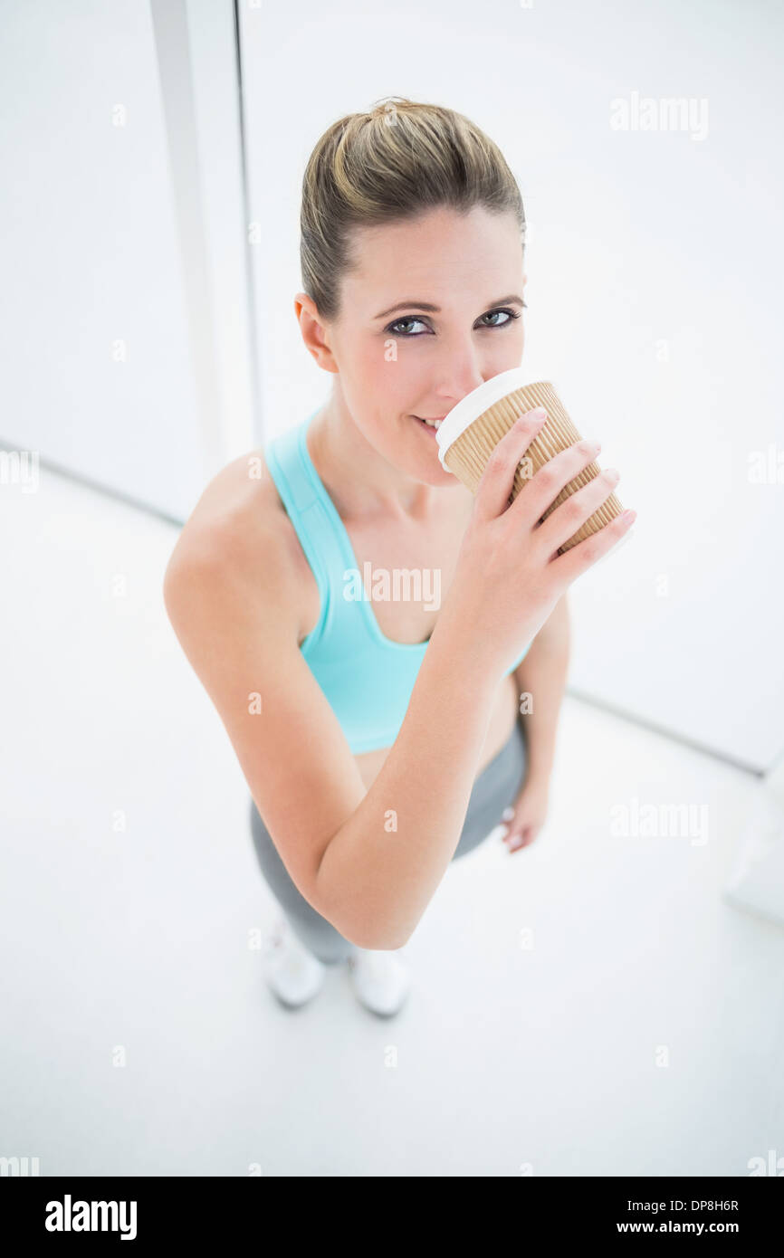 Passen Sie Frau in Sportbekleidung Kaffeetrinken Stockfoto