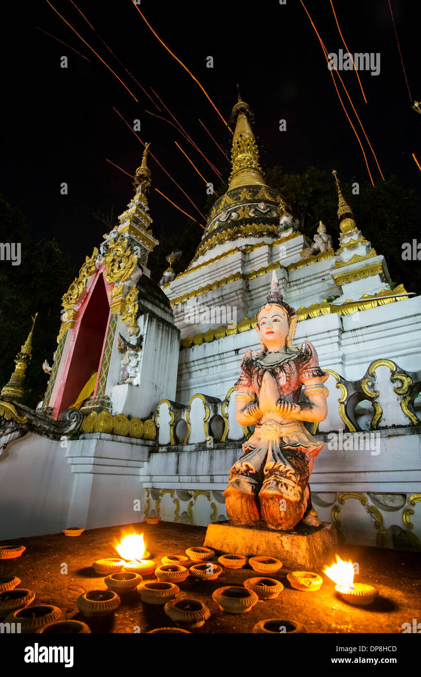 Gebet-Statue vor der buddhistischen Stupa im Tempel in Thailand Stockfoto