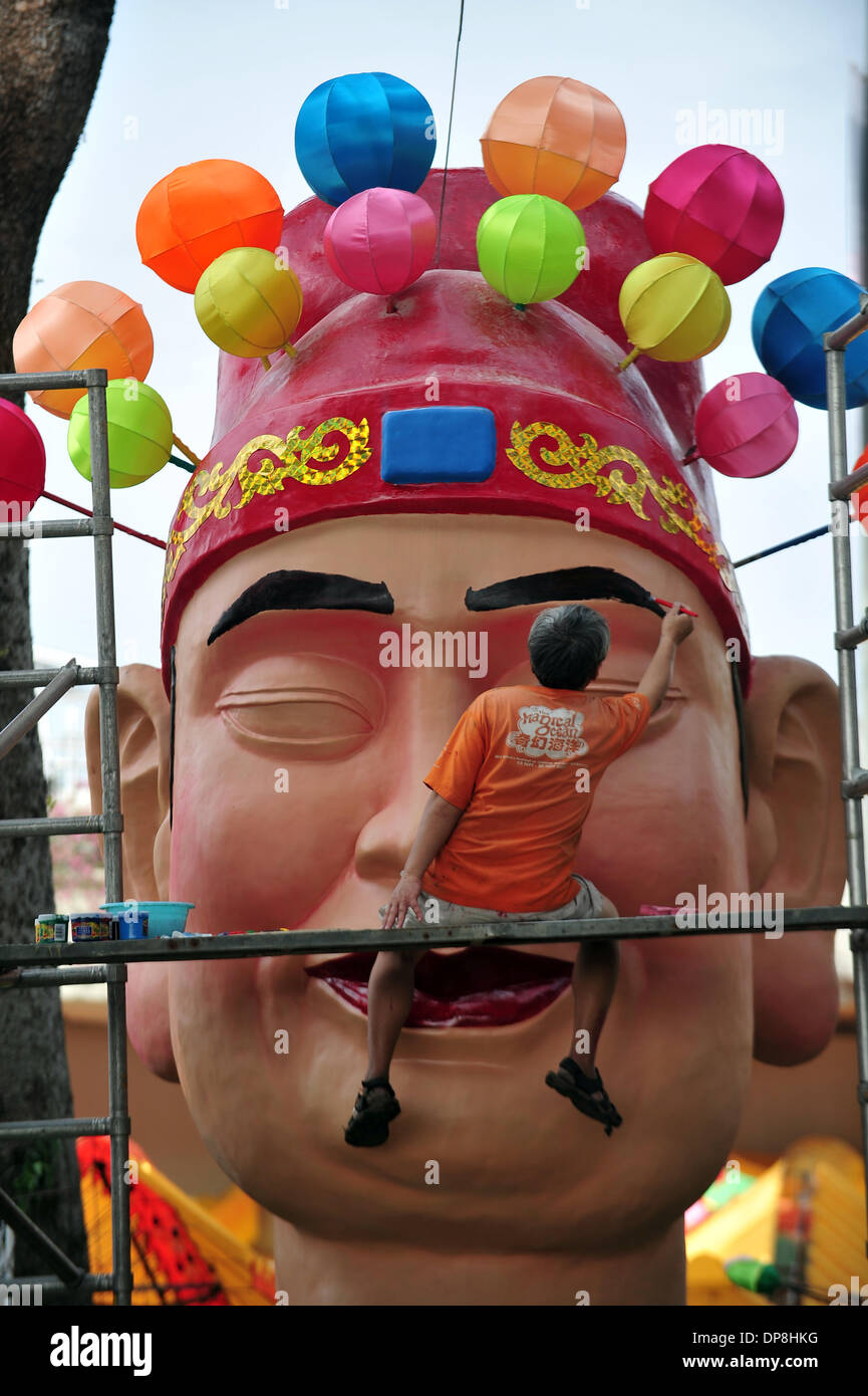 Singapur. 8. Januar 2014. Ein Arbeiter malt die Augenbraue der Gott des Schicksals Laterne zur Vorbereitung der Lunar New Year Celebration "River Hongbao" Dekoration in Singapur Marina Bay, 4. Januar 2014. Bildnachweis: Dann Chih Wey/Xinhua/Alamy Live News Stockfoto