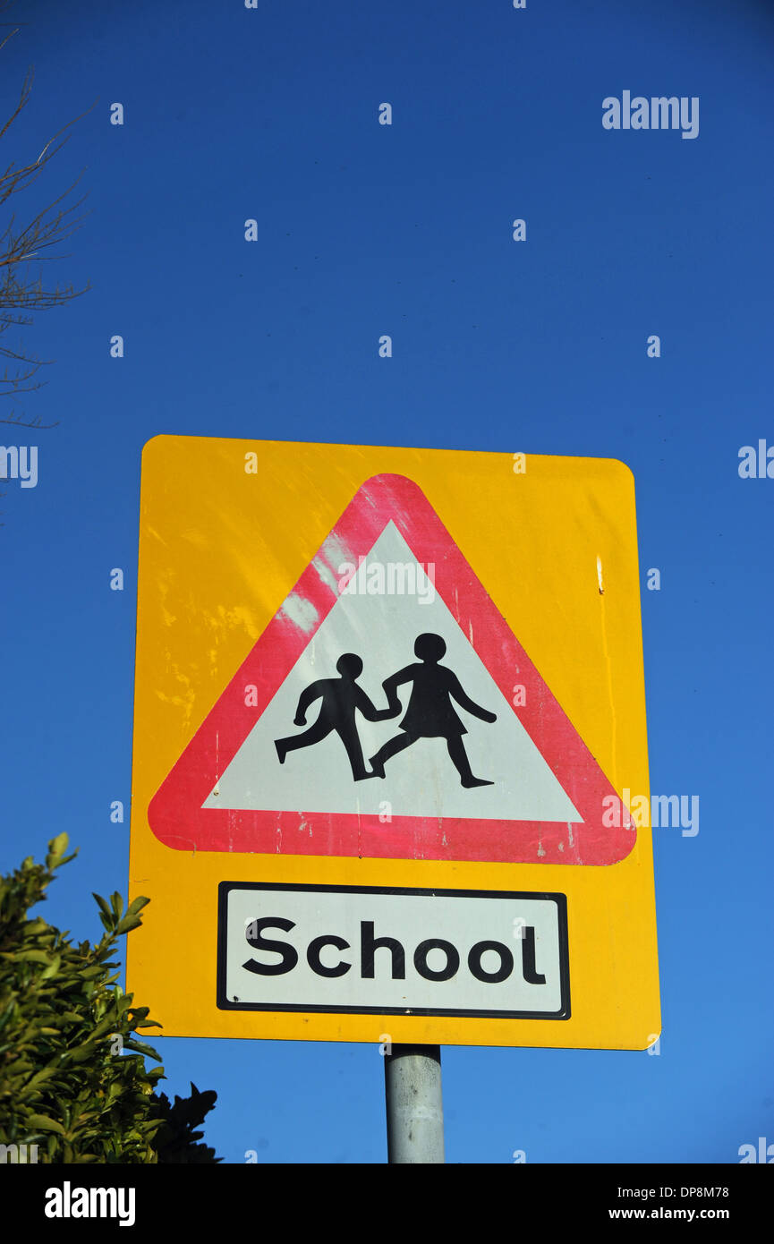 Dreieck Warnung Verkehrsschild darstellt Schule weiter mit Kinder Stockfoto