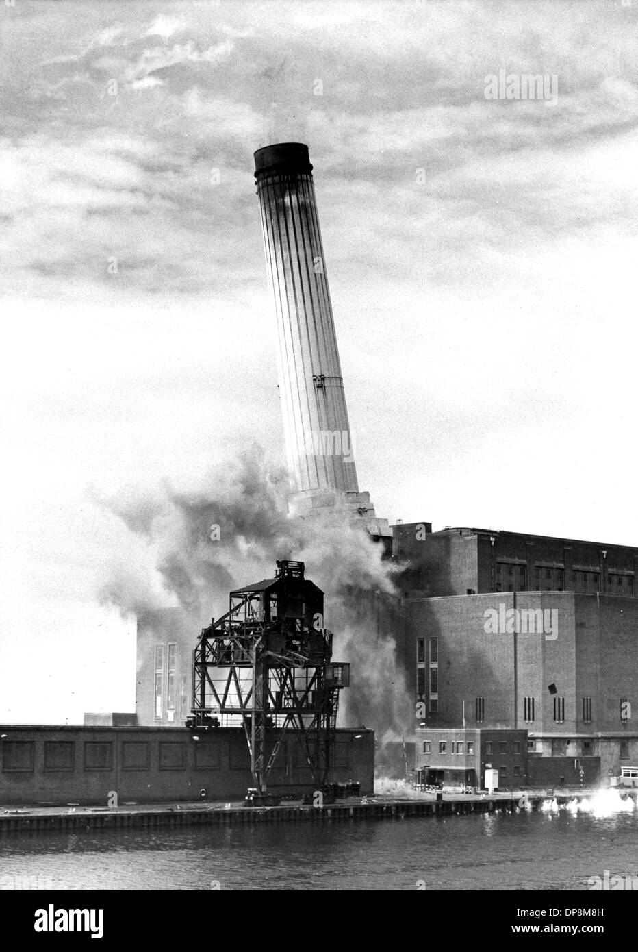 Shoreham Kraftwerk Abriss der ersten Schornstein 1988 Stockfoto