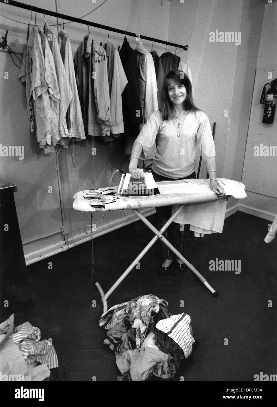 Margaret Peploes aus der Kostümabteilung Bügeln Kostüme im Theatre Royal Brighton 1987 Stockfoto