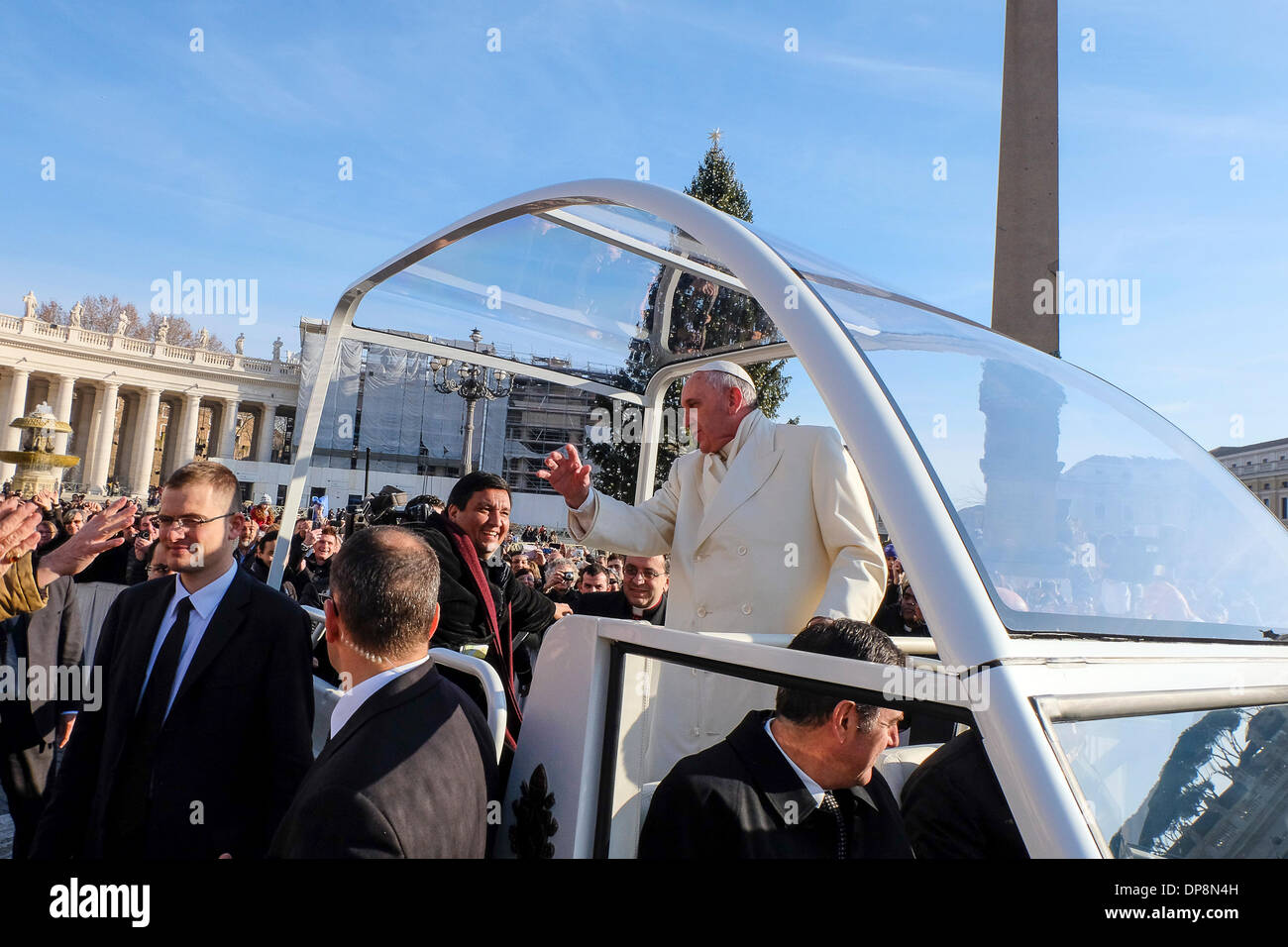 Vatikan, Rom, Italien. 8. Januar 2014. Papst Francis erkennt einen alten Freund in der Menge, Pfr. Fabian Baez, und nach ihm eine Umarmung auf dem Papamobil lädt. Generalaudienz 8. Januar 2014 Credit: wirklich einfach Star/Alamy Live-Nachrichten Stockfoto