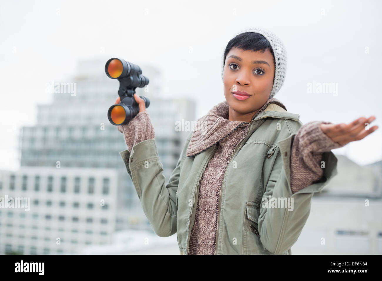 Enttäuscht junge Modell im Winterkleidung mit Fernglas Stockfoto