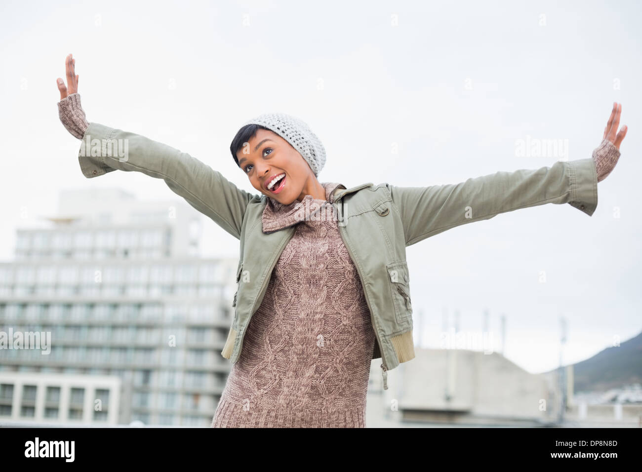Lustige junge Modell in Winterkleidung posiert Stockfoto