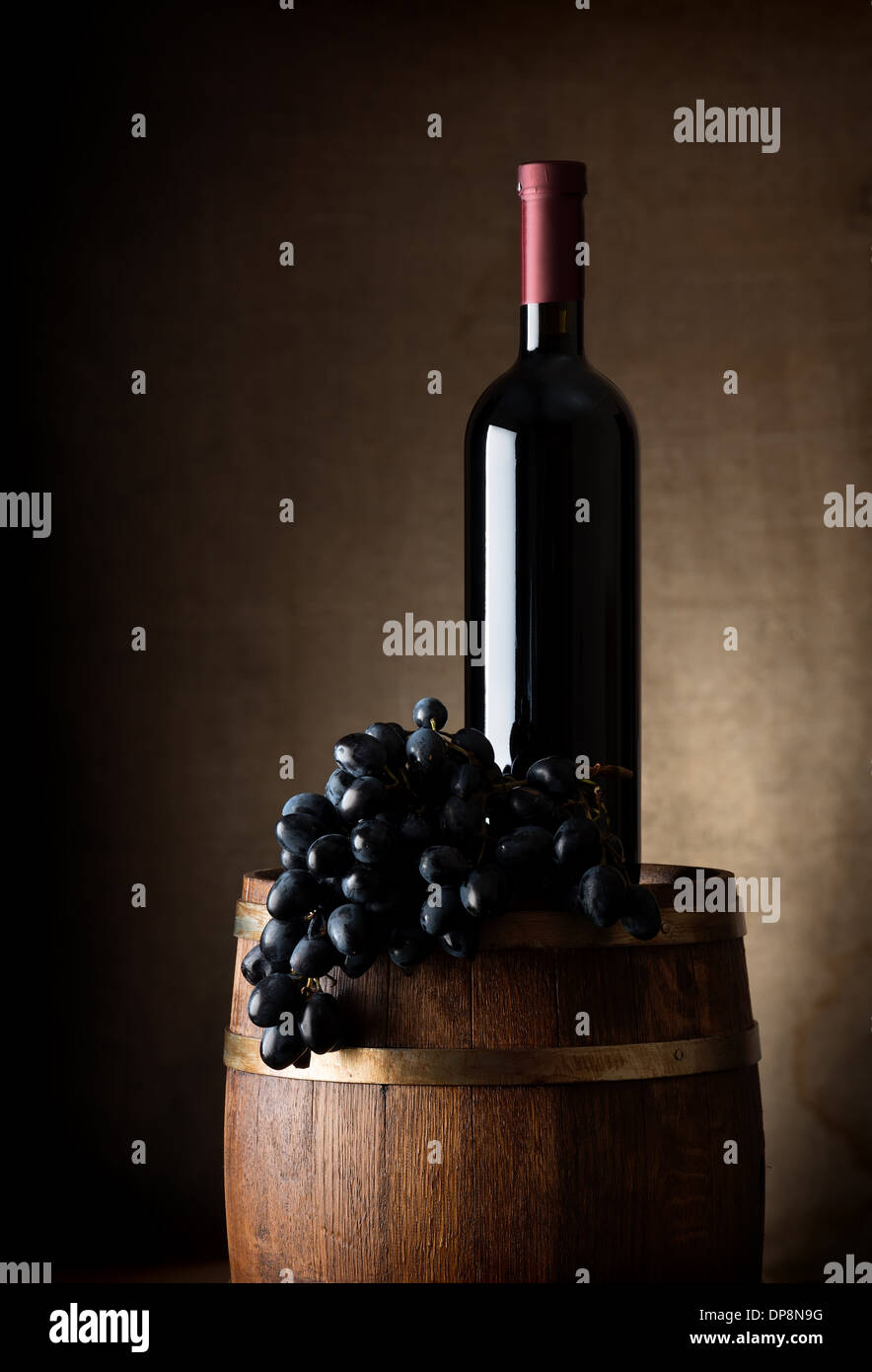 Flasche Rotwein, Trauben und Holzfass Stockfoto