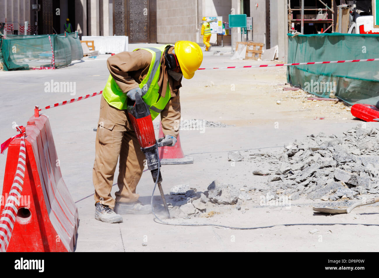 Ein Stahl Fixiermittel sorgfältig binden verstärkt Stahlstäbe in Lage in Vorbereitung für den Bau einer Betonplatte Stockfoto