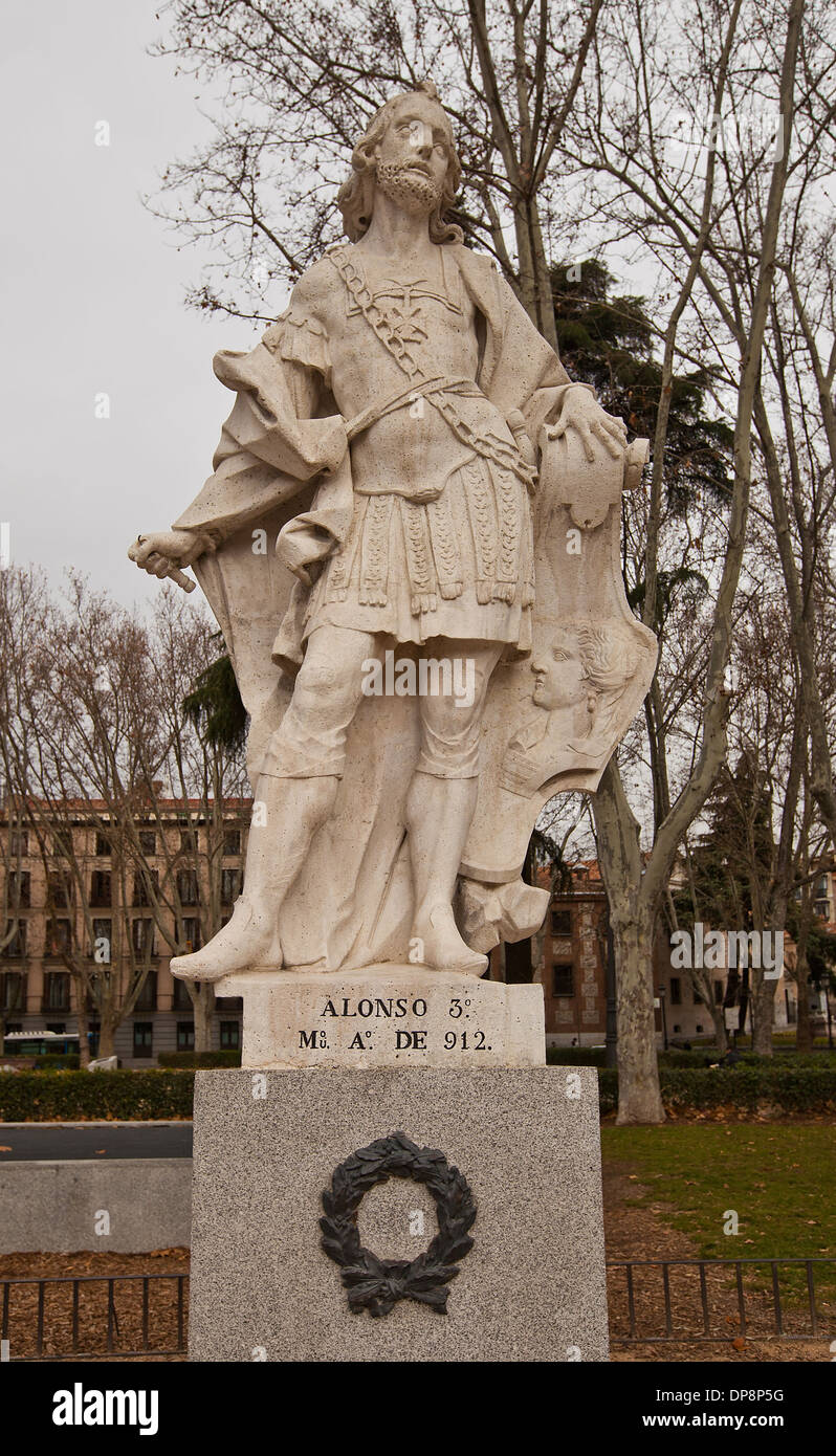 Statue von Alfonso III. von Asturien, der große (1015 – 1065), König von León, Galicien und Asturien. Plaza de Oriente (Quadrat) in Madrid Stockfoto