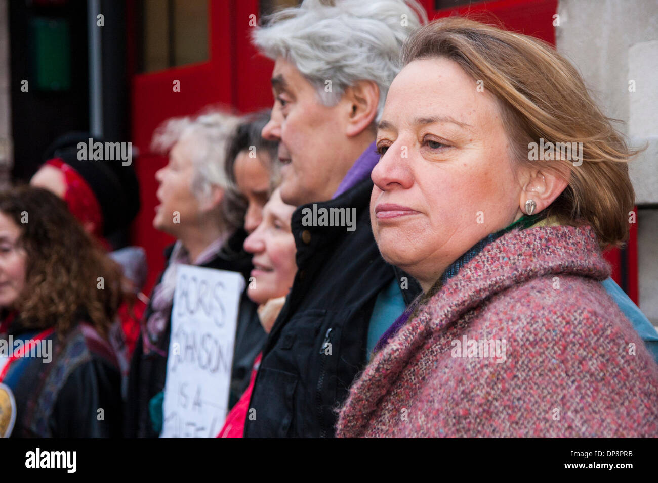 Clerkenwell, London 9. Januar 2014. Die grüne Partei Natalie Bennett schließt sich Demonstranten als Londons älteste Feuerwache in Clerkenwell, zum letzten Mal wegen Feuer Dienst Kürzungen schließt. Bildnachweis: Paul Davey/Alamy Live-Nachrichten Stockfoto