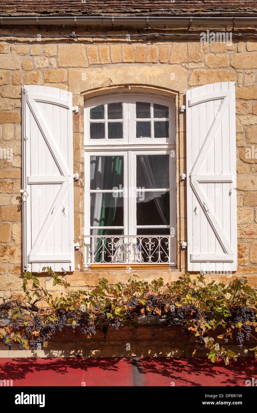 Domme, Dordogne, Frankreich, Europa. Schöne traditionelle alte Fenster und Fensterläden aus Holz in einem alten Gebäude aus Stein. Stockfoto