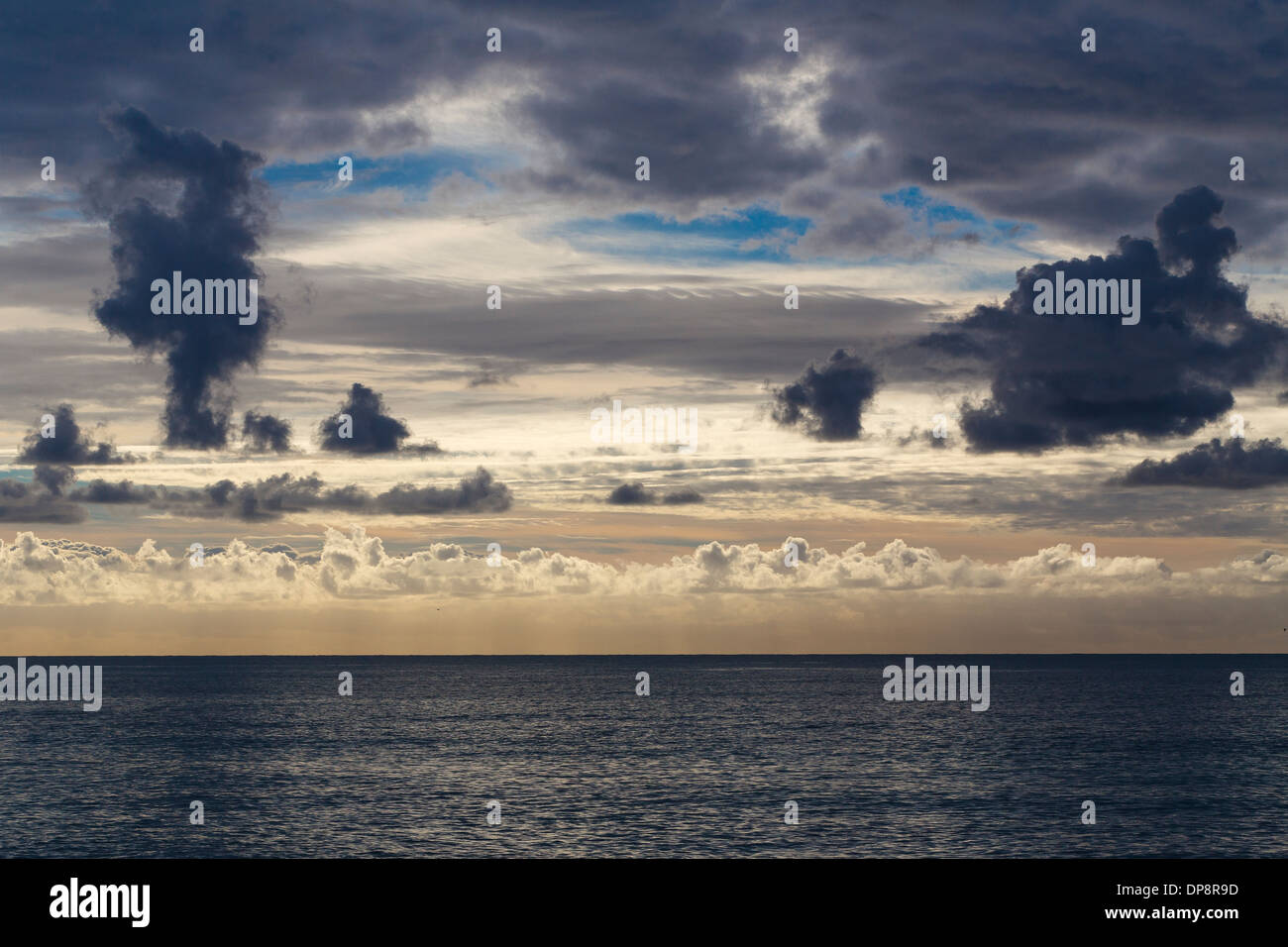 Wunderbare bewölkten Abendhimmel über dem Meer Stockfoto