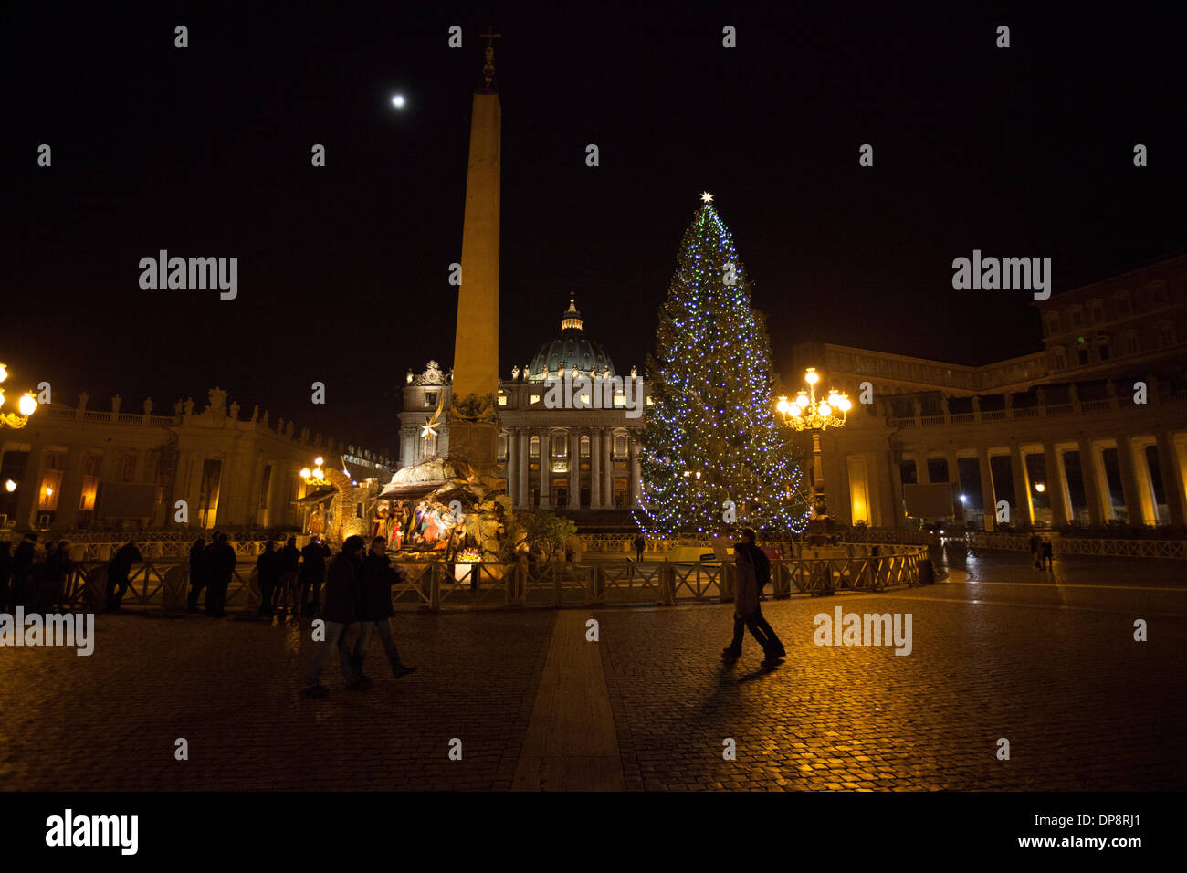 Vatikan, Rom, Italien. 8. Januar 2014. künstlerische Krippe und einen Weihnachtsbaum in dem Petersplatz zu sehen.  Bildnachweis: Yves Trenet/Alamy Live-Nachrichten) Stockfoto