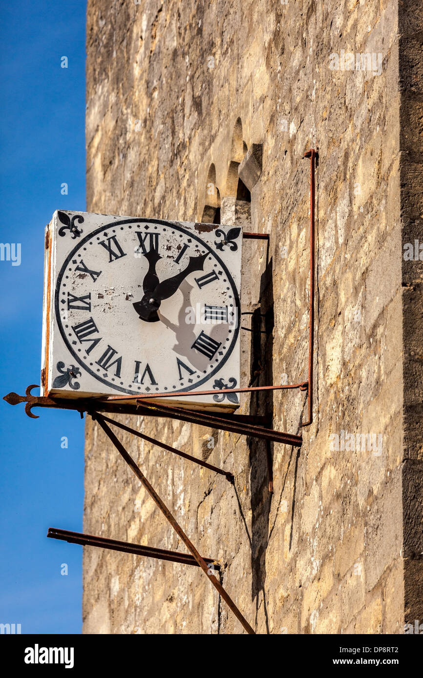 Domme, Dordogne, Frankreich, Europa. Alte Uhr auf alten traditionellen Steinturm Gebäudewand. Stockfoto