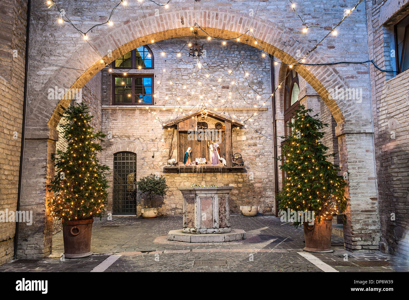 Santa Maria Degli Angeli, Assisi, Perugia. Der Eingang der Ausstellung Krippen aus der Welt, mit Lichtern und Weihnachtsbäumen Stockfoto