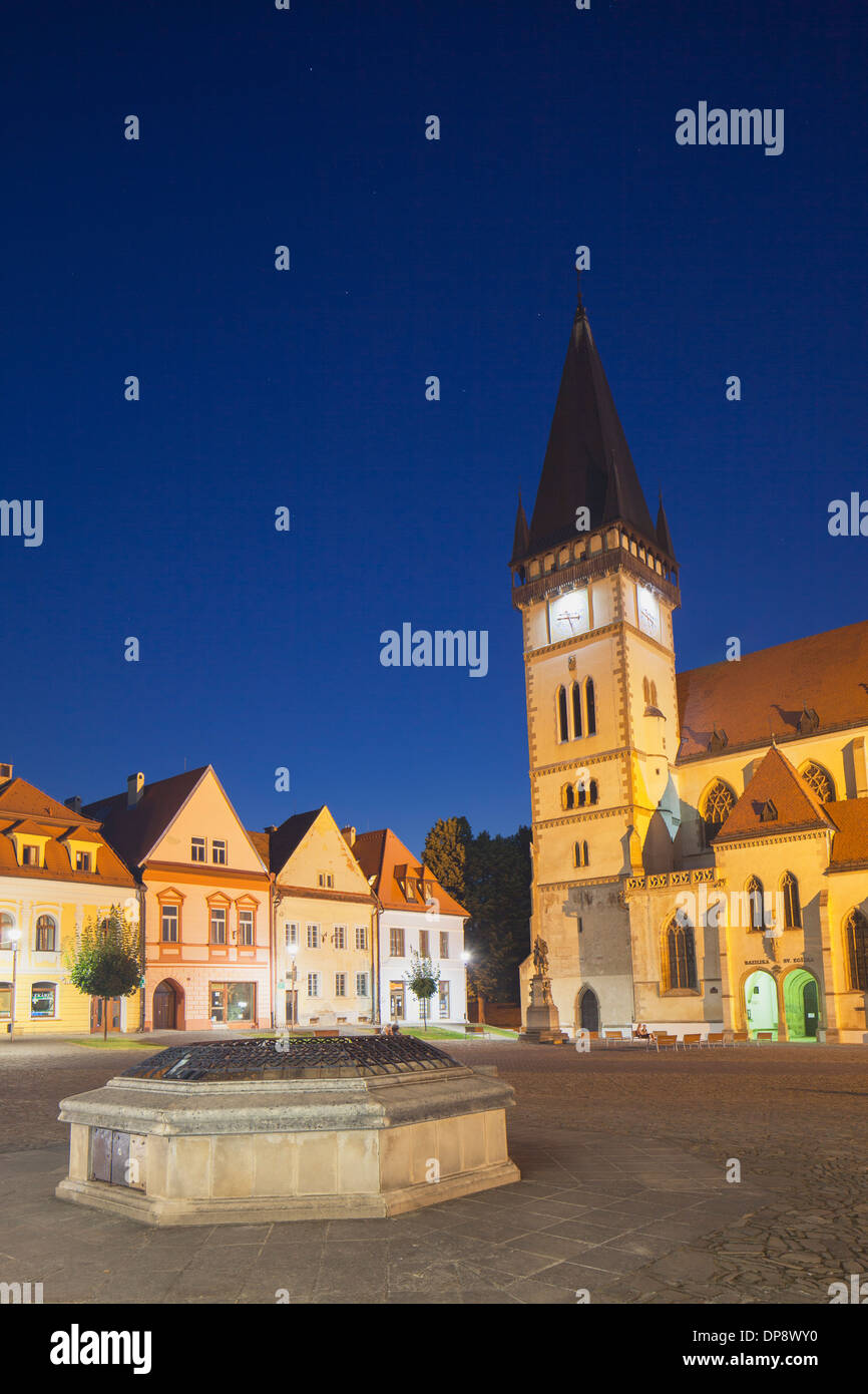 Basilika St. Egidius auf Radnicne Platz in der Abenddämmerung, Bardejov (UNESCO Weltkulturerbe), Presov Region, Slowakei Stockfoto