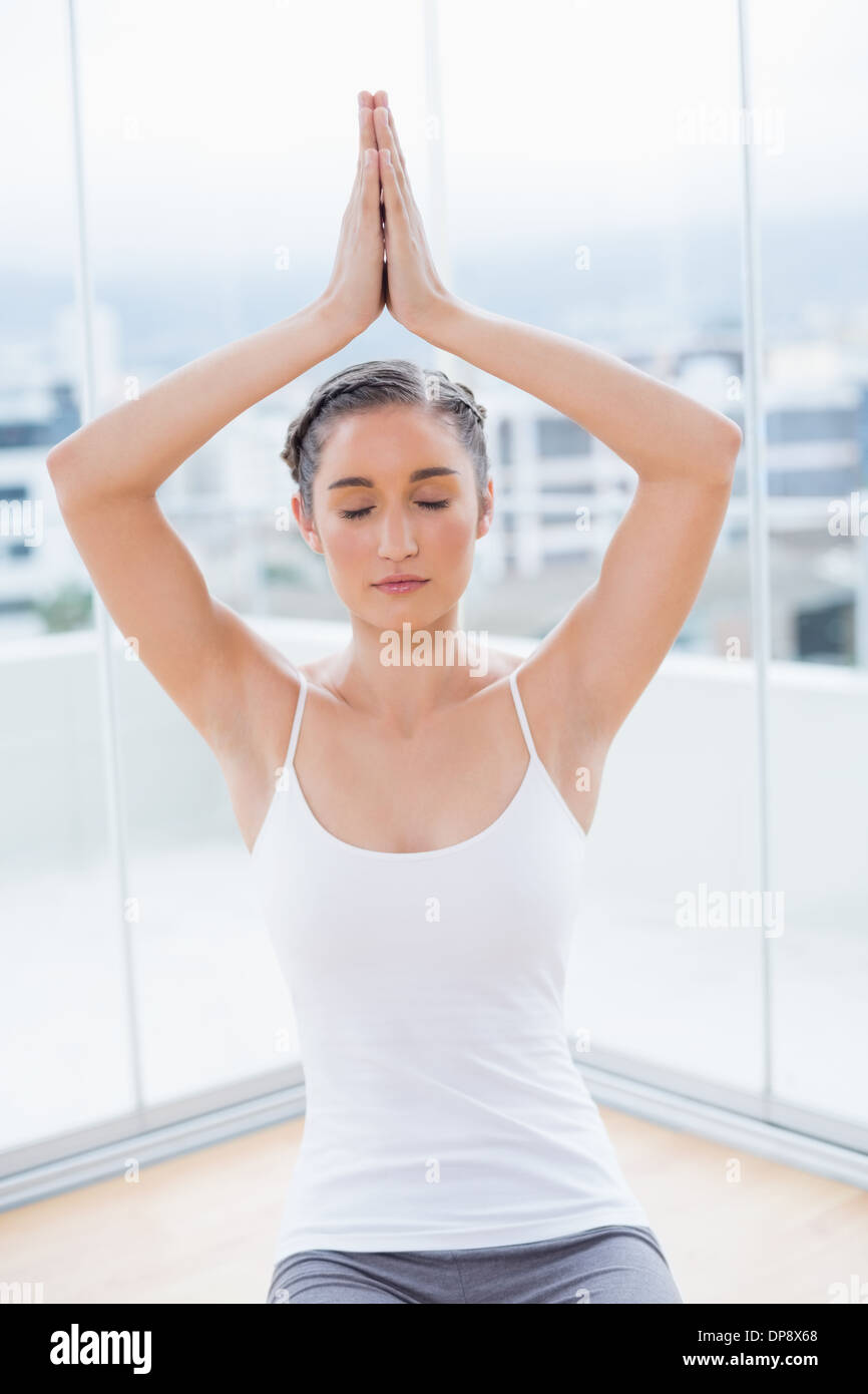Entspannt, sportliche Brünette sitzen in Yoga-Haltung Stockfoto
