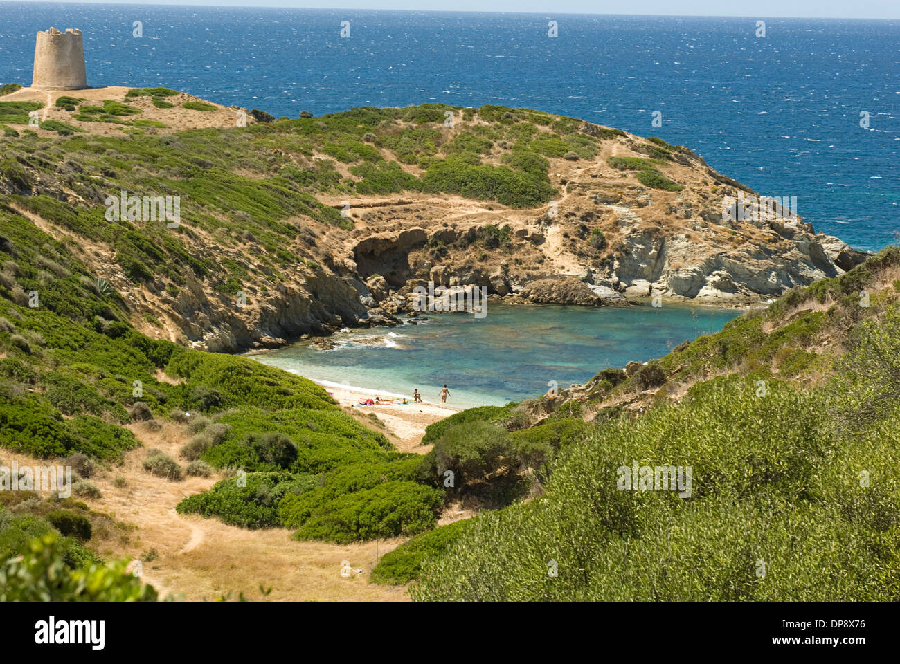 Capo Malfatano, Sardinien, Baia Chia. Der kleine Strand von Capo Malfatano mit Ihrem Turm und Ihre üppige Vegetation und Natur Stockfoto