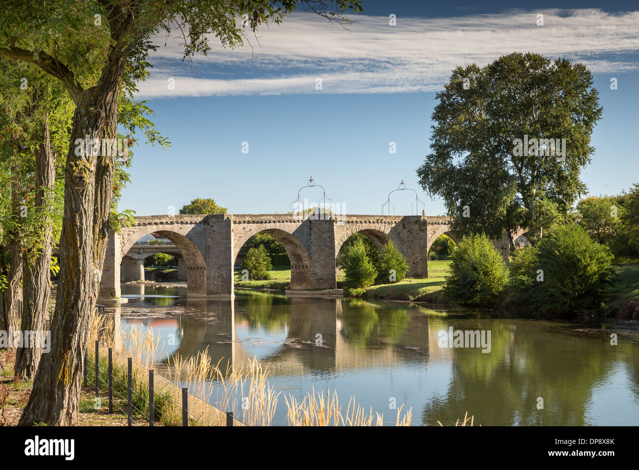 Carcassonne. Frankreich, Europa. Die alte Pont Vieux über den Fluss L'Aude zwischen der Cité und der Bastide. Stockfoto