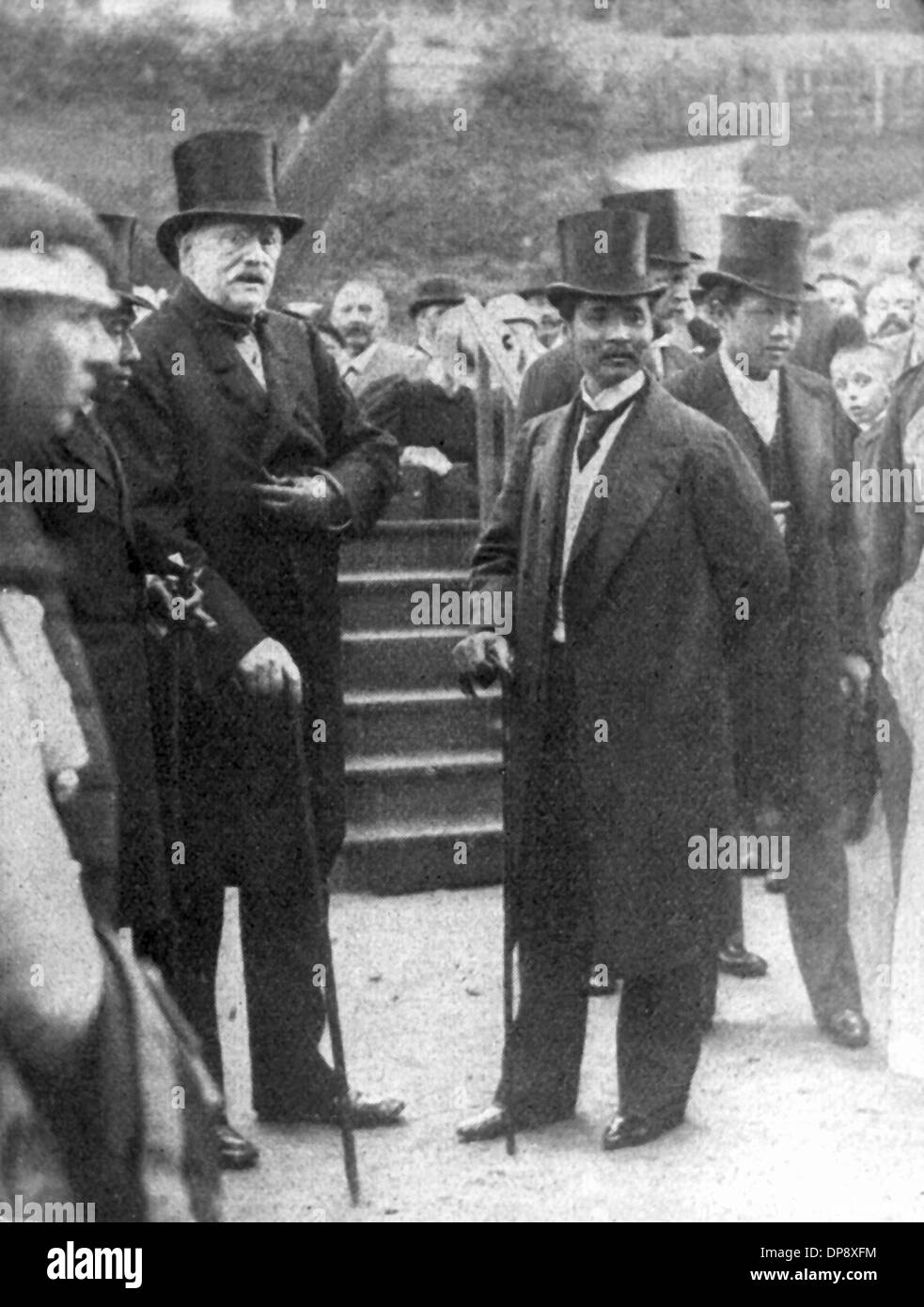 Maha Chulalongkom, King of Siam (r), besucht den ehemaligen Reichskanzler Fürsten Otto von Bismarck in Friedrichsruh am 2. September 1897. Bismarck war Reichskanzler von 1871 bis 1890. Seine Einführung der Sozialversicherung gilt heute als epochale. Stockfoto